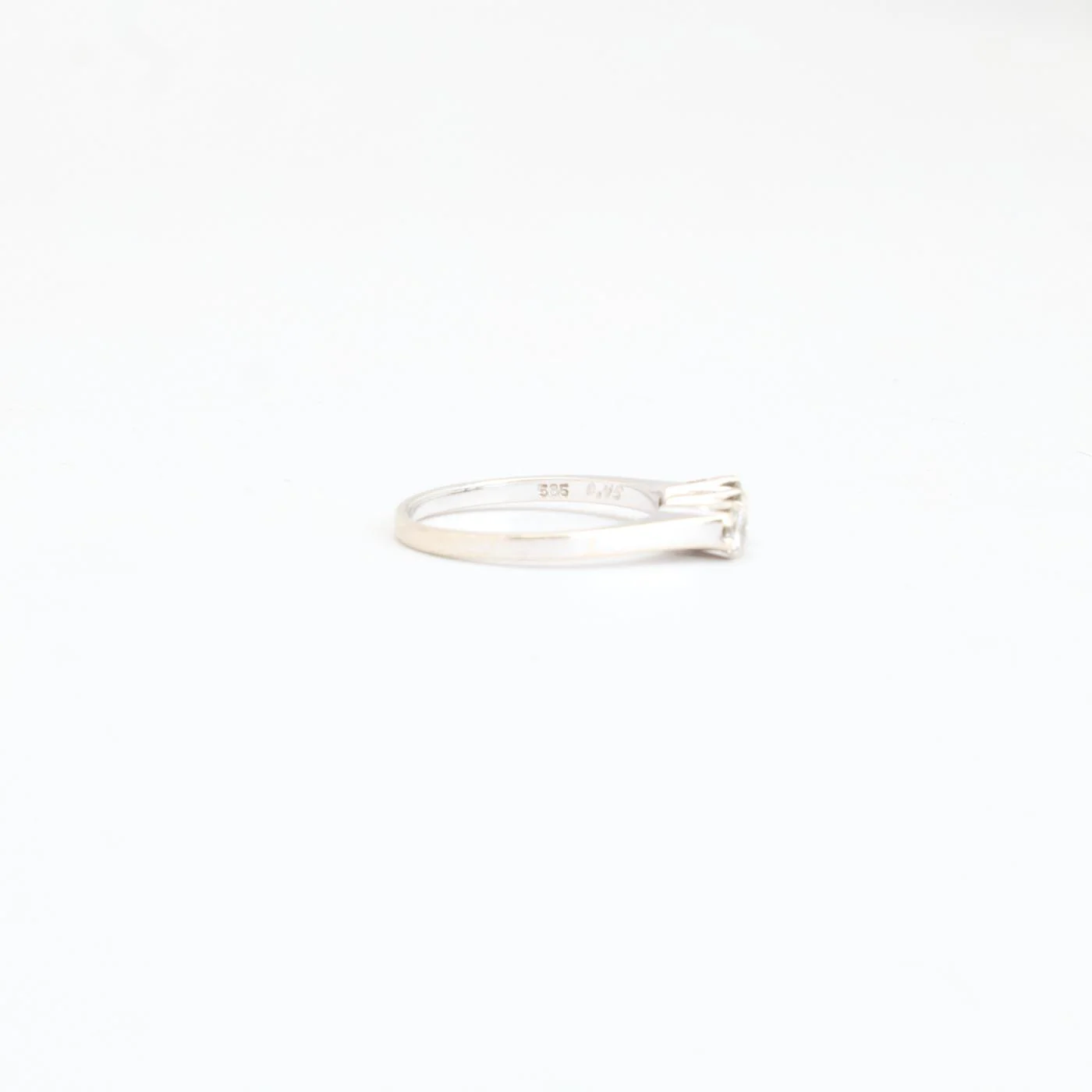 Klassisk tre stenar ring med diamant (0.45 ct) i 14K vitt guld strl. 17.2 / strl. 54 - Image 4