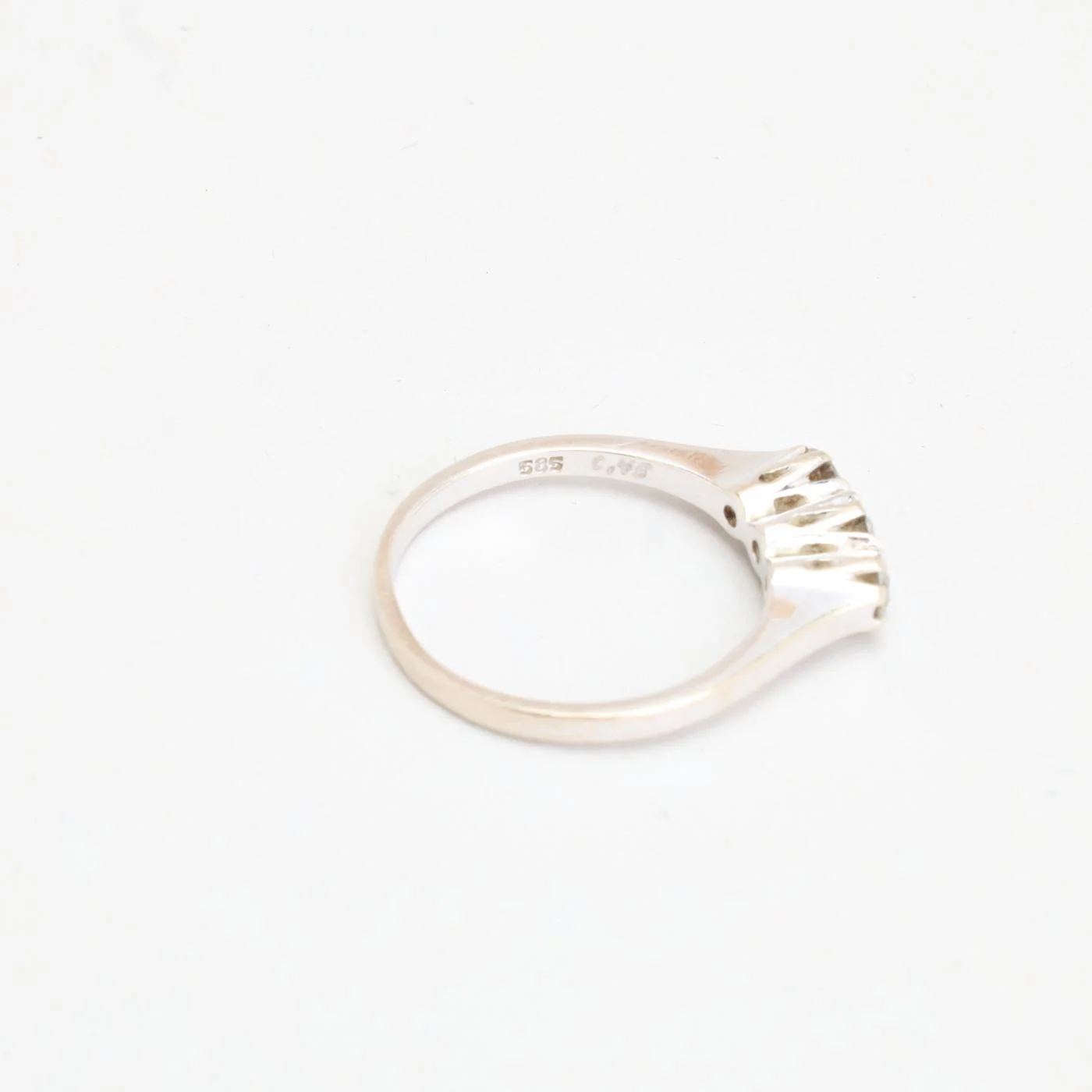 Klassisk tre stenar ring med diamant (0.45 ct) i 14K vitt guld strl. 17.2 / strl. 54 - Image 5