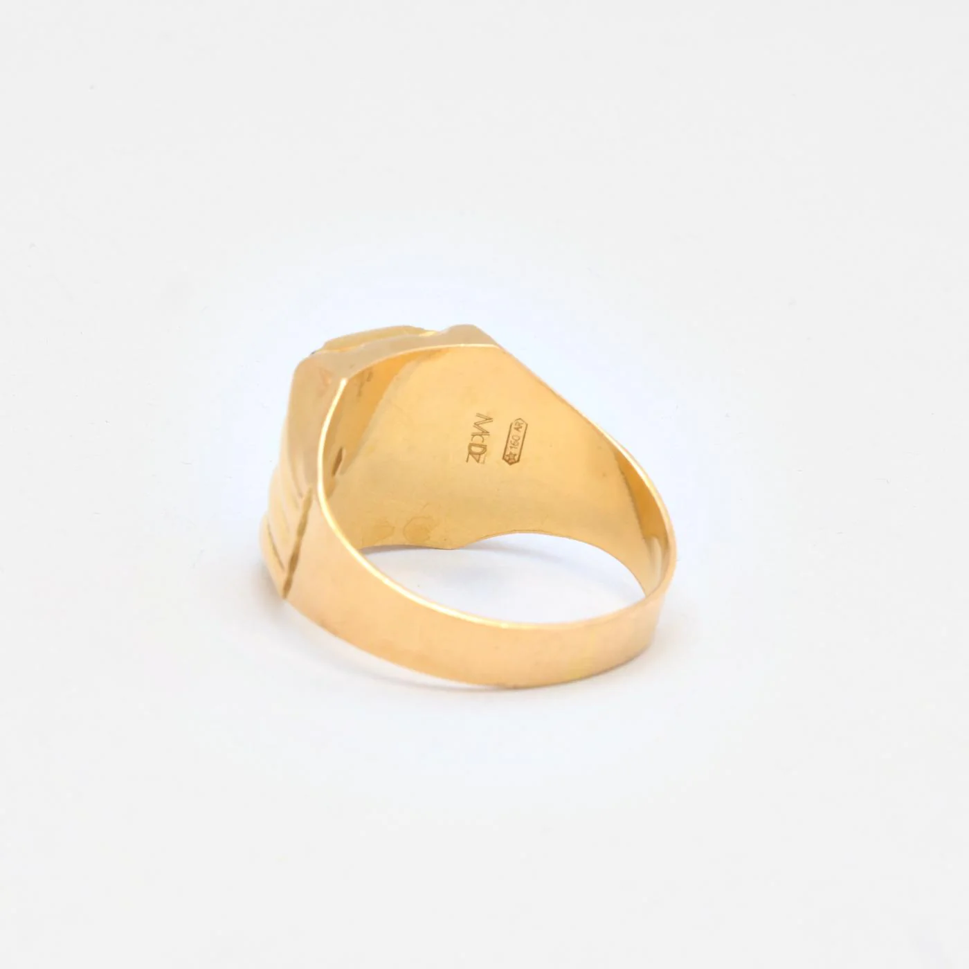 Mönstrad klackring i 14K guld med en onyx strl. 20.4 / strl. 64 - Image 6