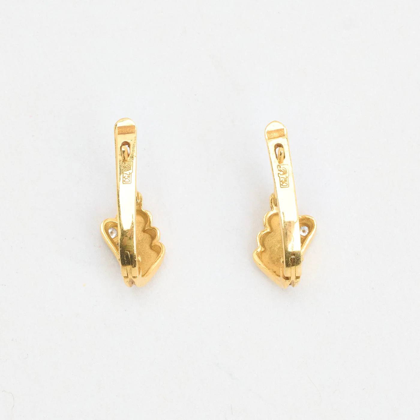 Organisk Huggies med diamant (0.05 ct) i 18K guld, 1.5 cm, - Image 3