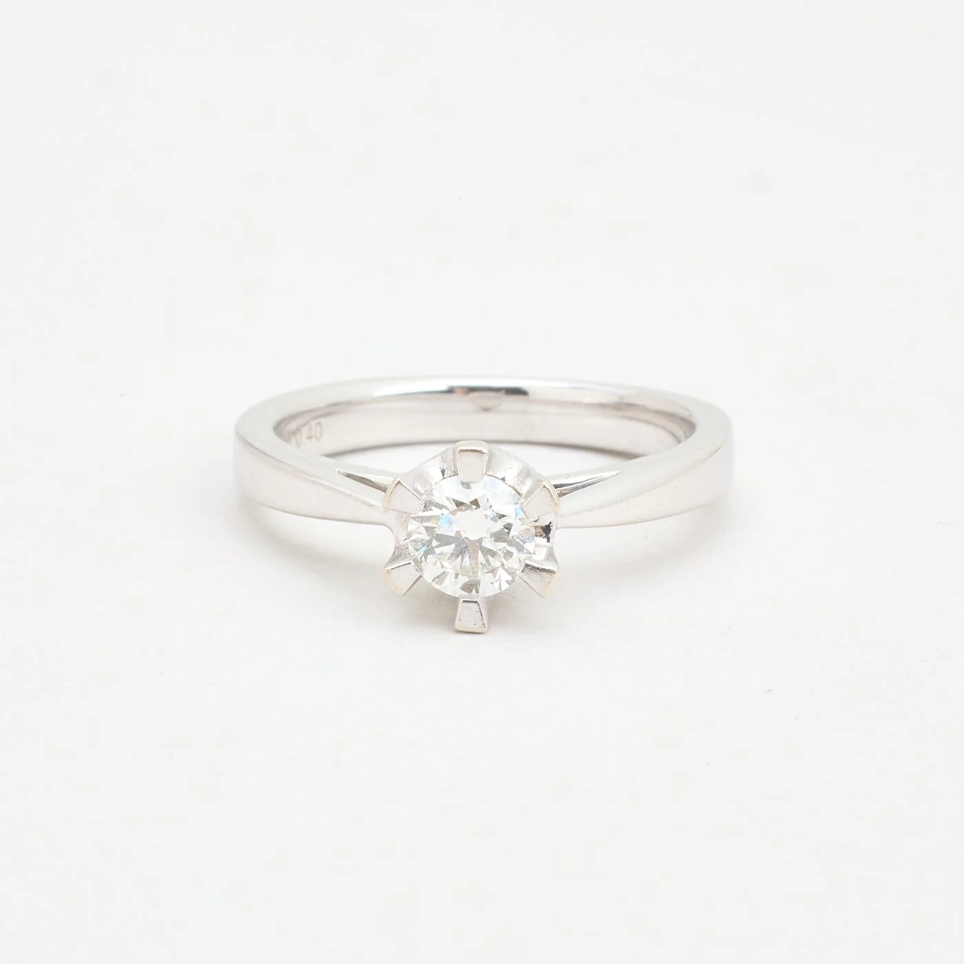 Klassisk solitärring med diamant (0.4 ct) i 14K vitt guld strl. 16.9 / strl. 53