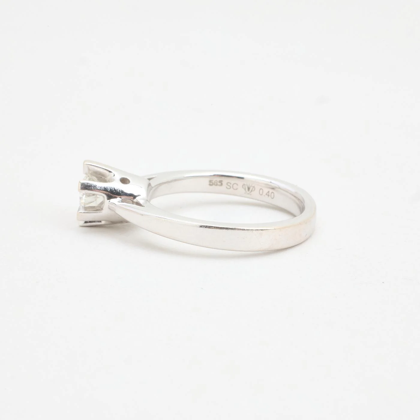 Klassisk solitärring med diamant (0.4 ct) i 14K vitt guld strl. 16.9 / strl. 53 - Image 3