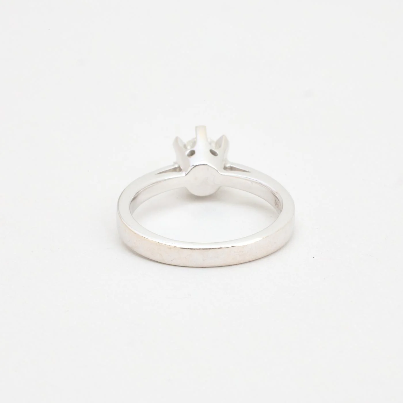 Klassisk solitärring med diamant (0.4 ct) i 14K vitt guld strl. 16.9 / strl. 53 - Image 4