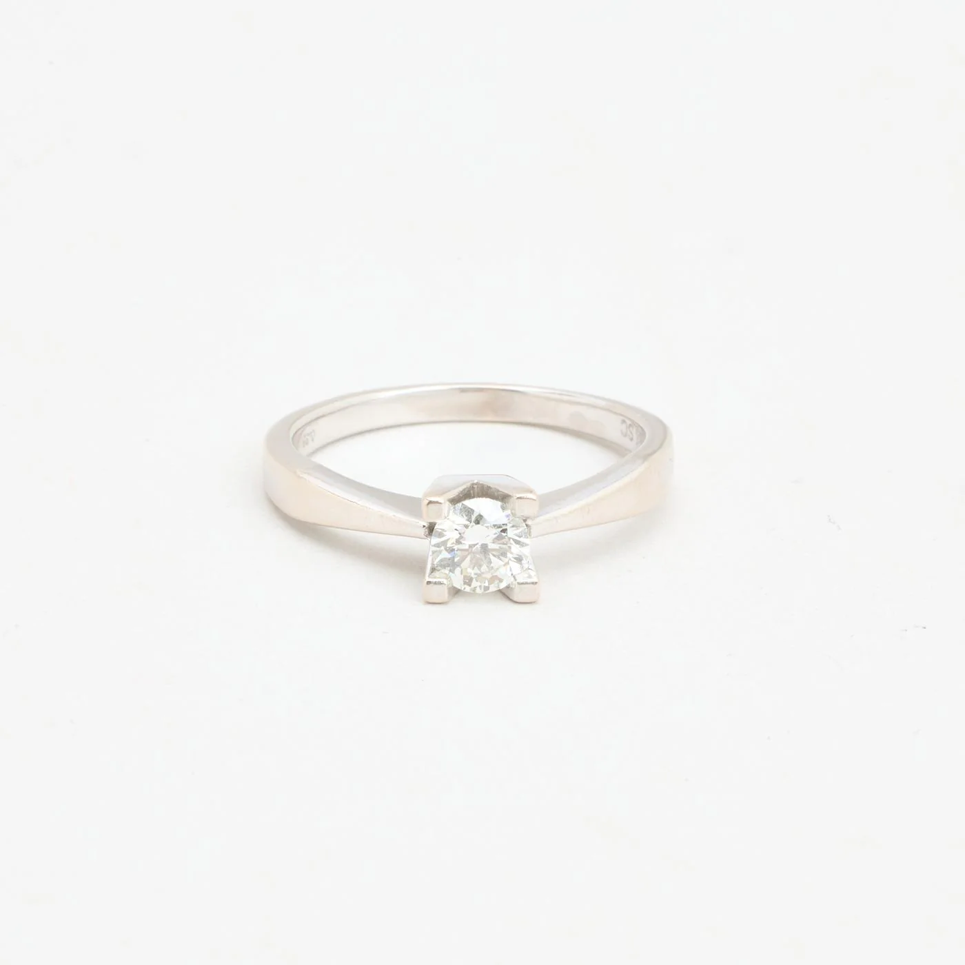 Klassisk solitärring med diamant (0.35 ct) i 14K vitt guld strl. 16.9 / strl. 53