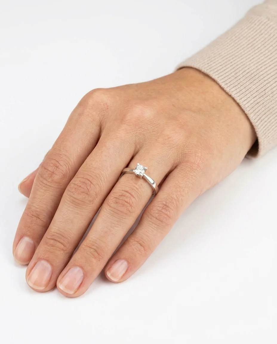 Klassisk solitärring med diamant (0.35 ct) i 14K vitt guld strl. 16.9 / strl. 53 - Image 2