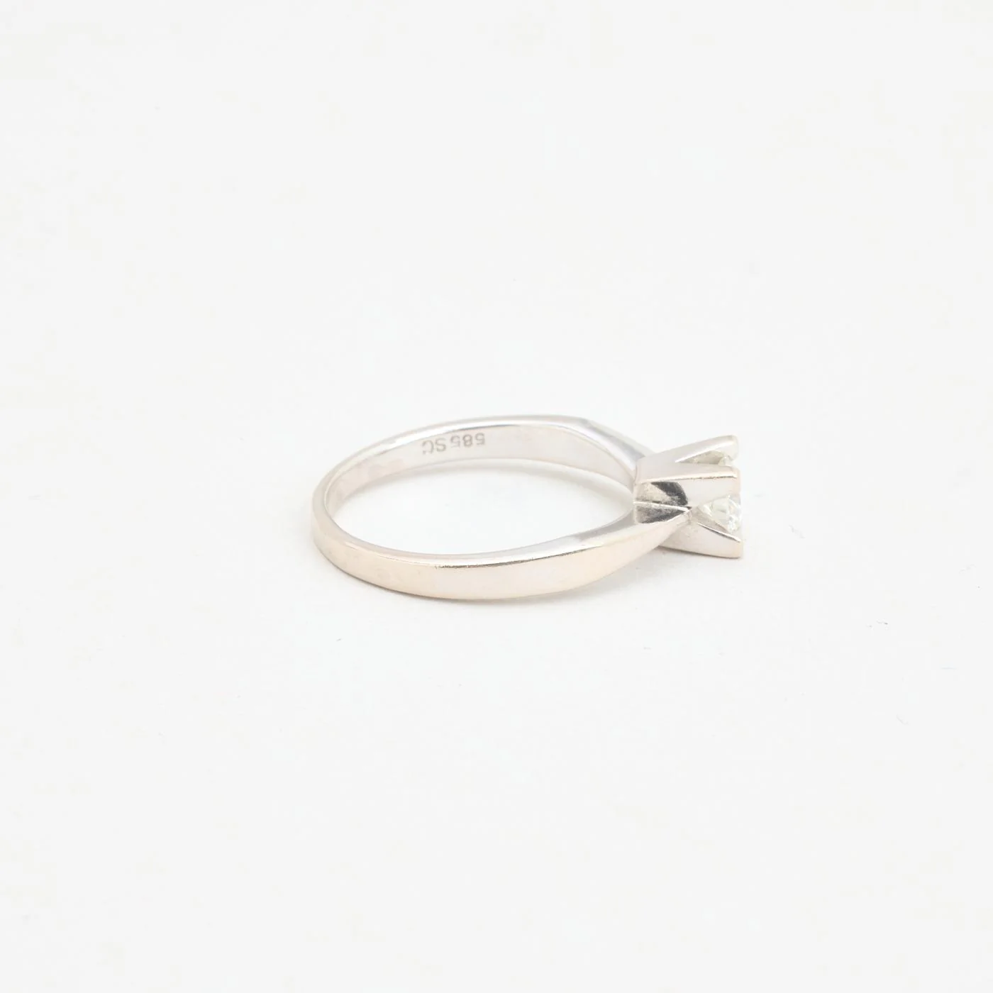Klassisk solitärring med diamant (0.35 ct) i 14K vitt guld strl. 16.9 / strl. 53 - Image 5