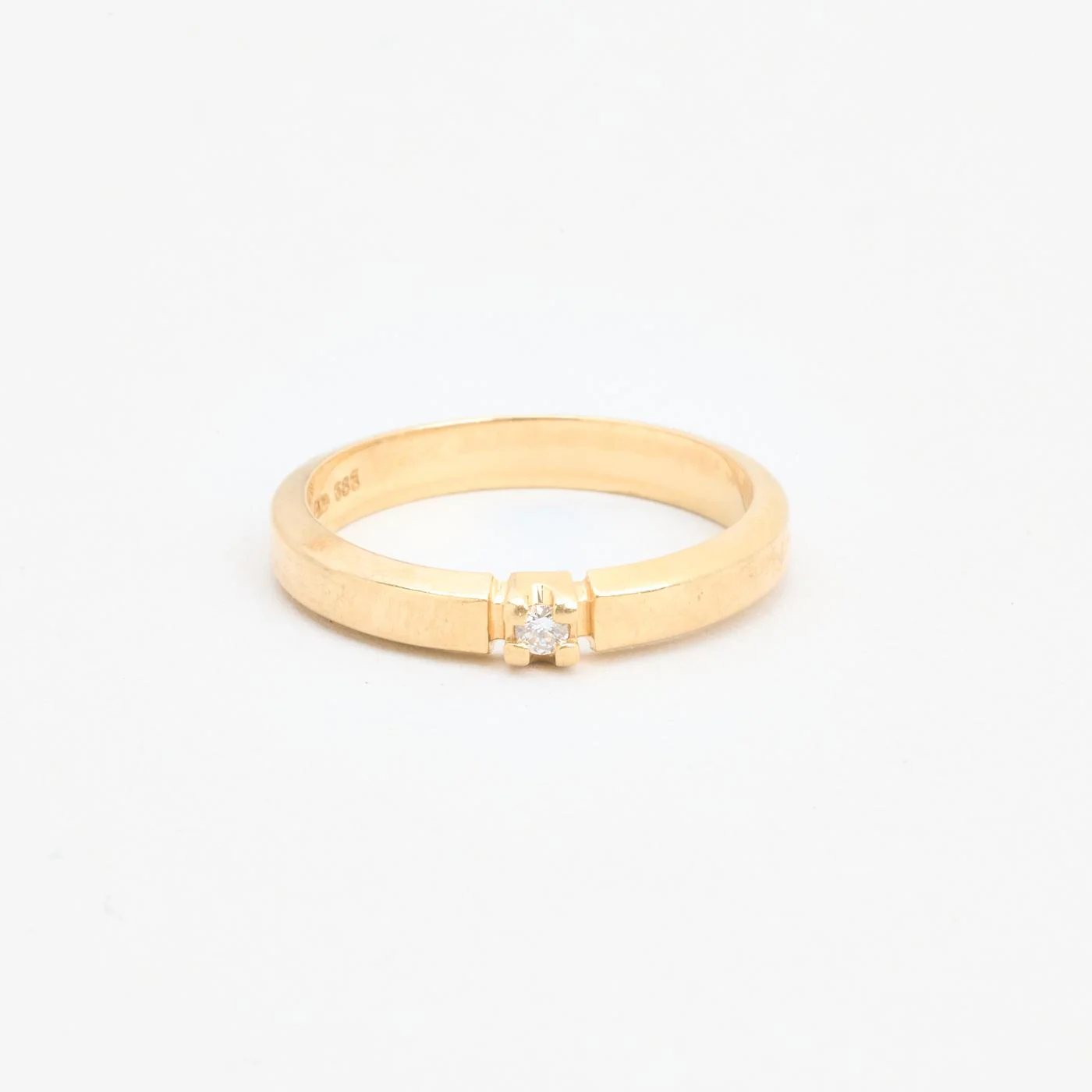 Alliansring med diamant (0.03 ct) i 14K guld strl. 17.5 / strl. 55
