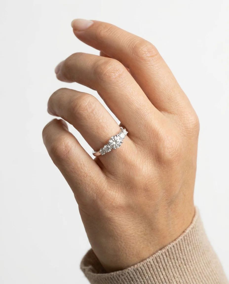 Klassisk Femstensring med diamant (0.59 ct) i 14K vitt guld strl. 17.2 / strl. 54 - Image 2
