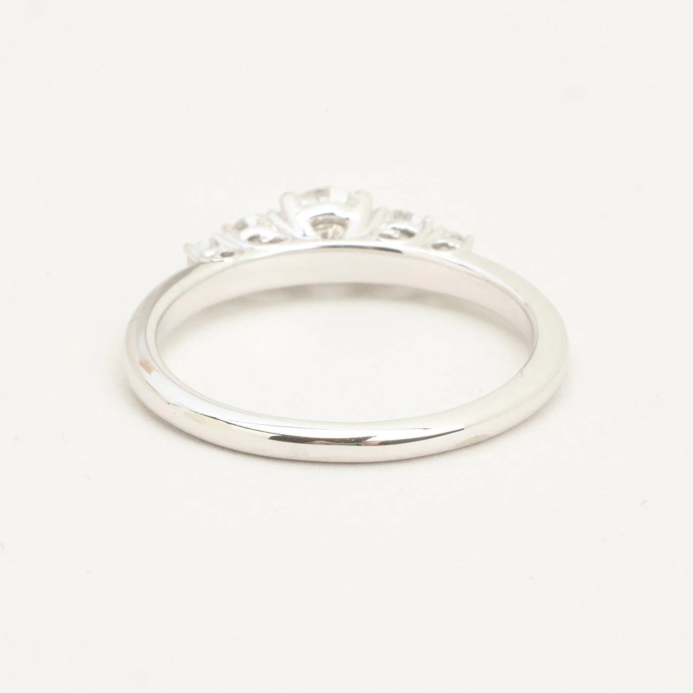 Klassisk Femstensring med diamant (0.59 ct) i 14K vitt guld strl. 17.2 / strl. 54 - Image 4