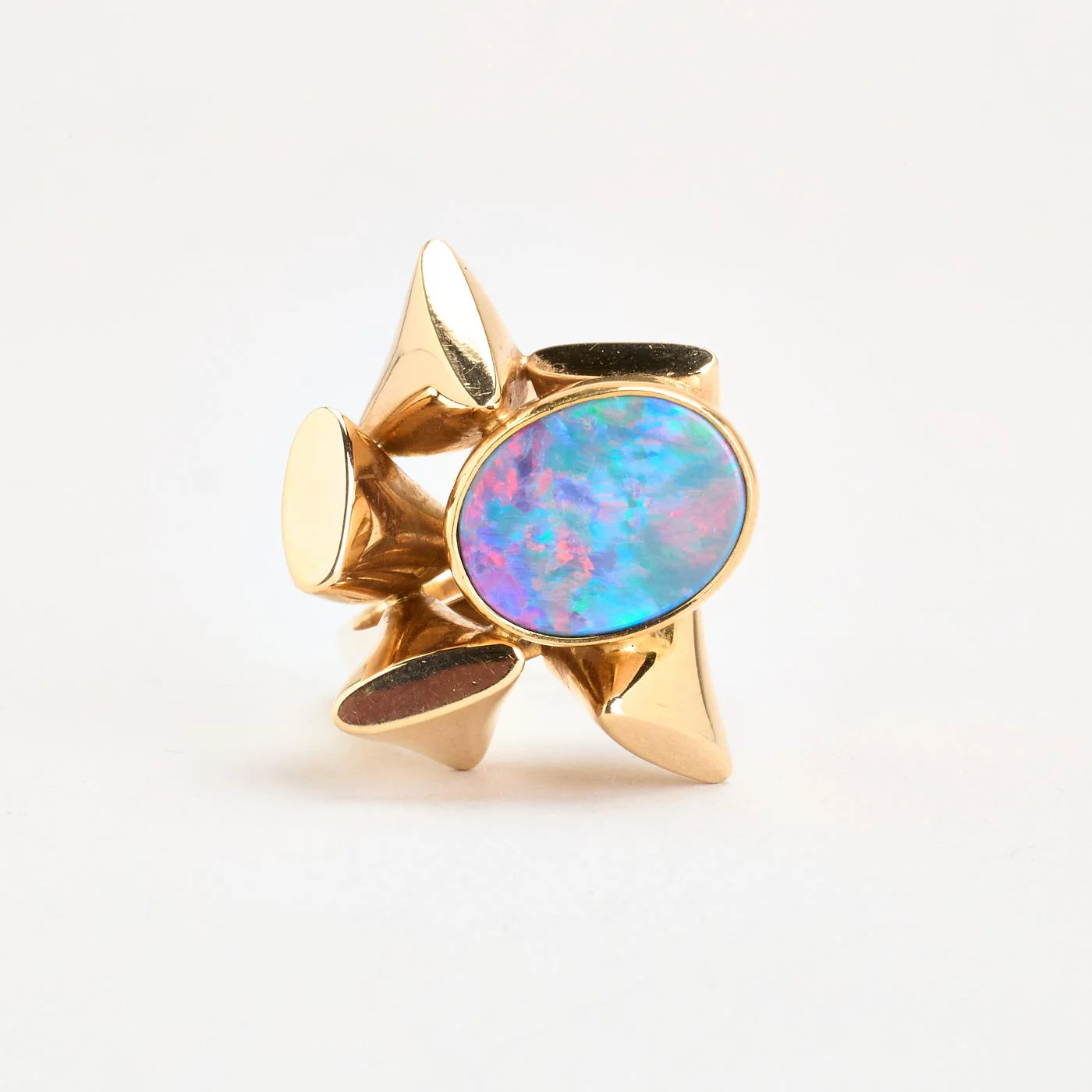 Geometrisk statementring i 14K guld med en opal strl. 17.8 / strl. 56