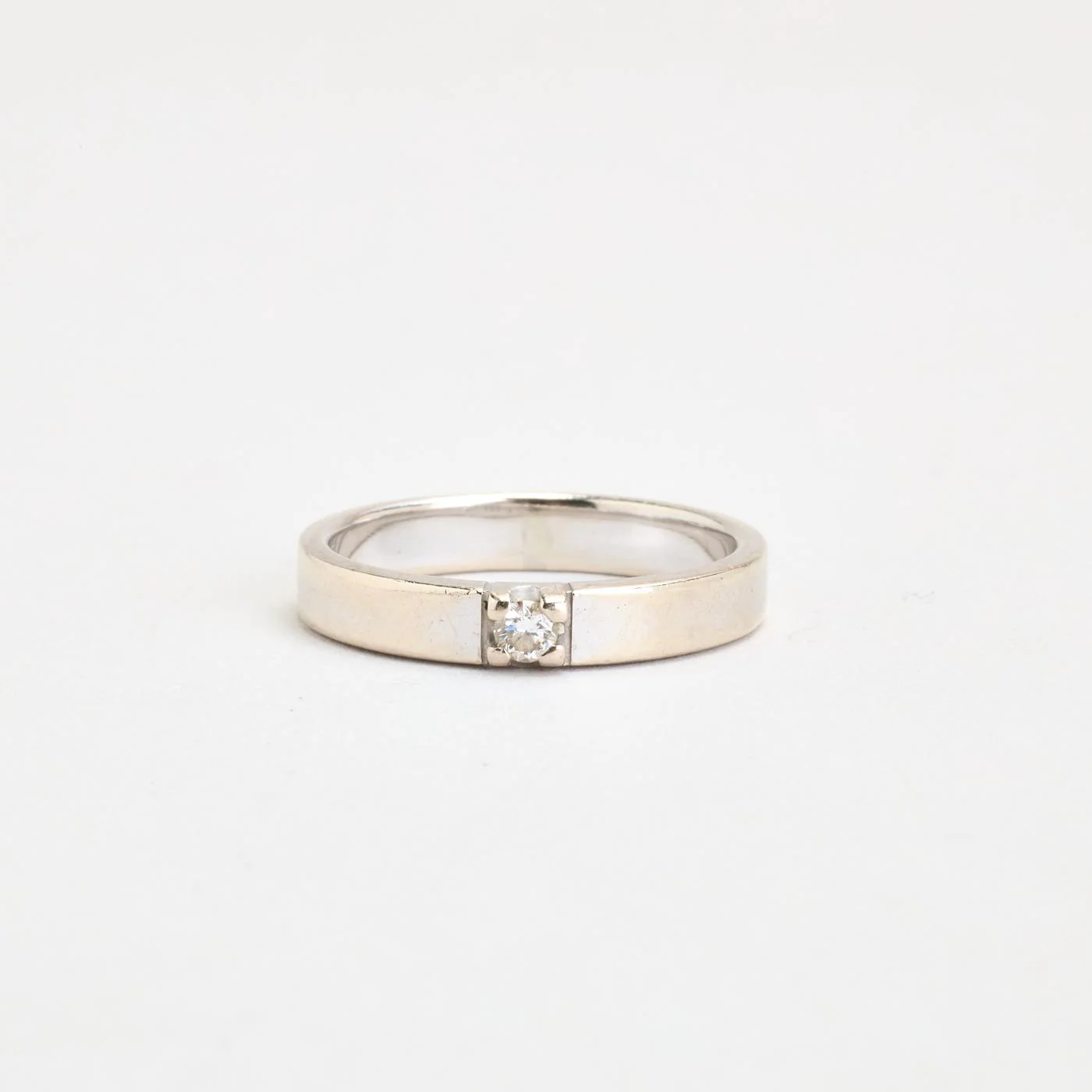 Alliansring med diamant (0.08 ct) i 14K vitt guld strl. 17.8 / strl. 56