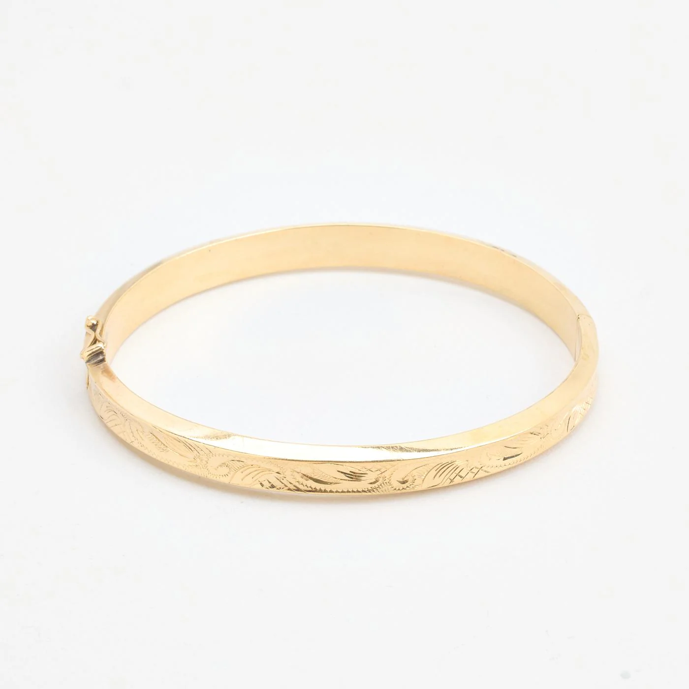 Mejslad armring med lås i 14K guld, 6.2 cm, 11.89 g
