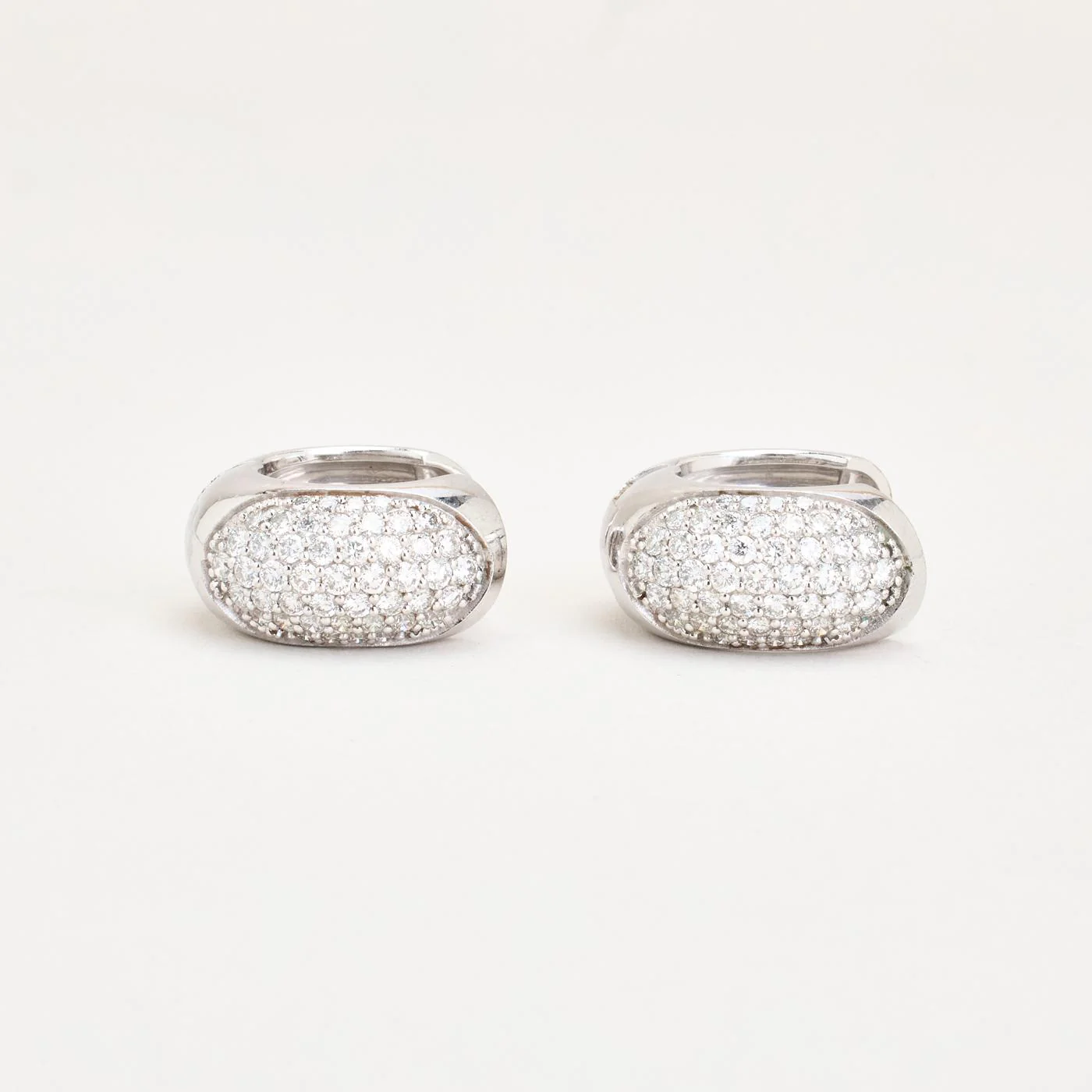 Pavéfattad creoler med diamant (0.59 ct) i 18K vitt guld, 1.5 cm,
