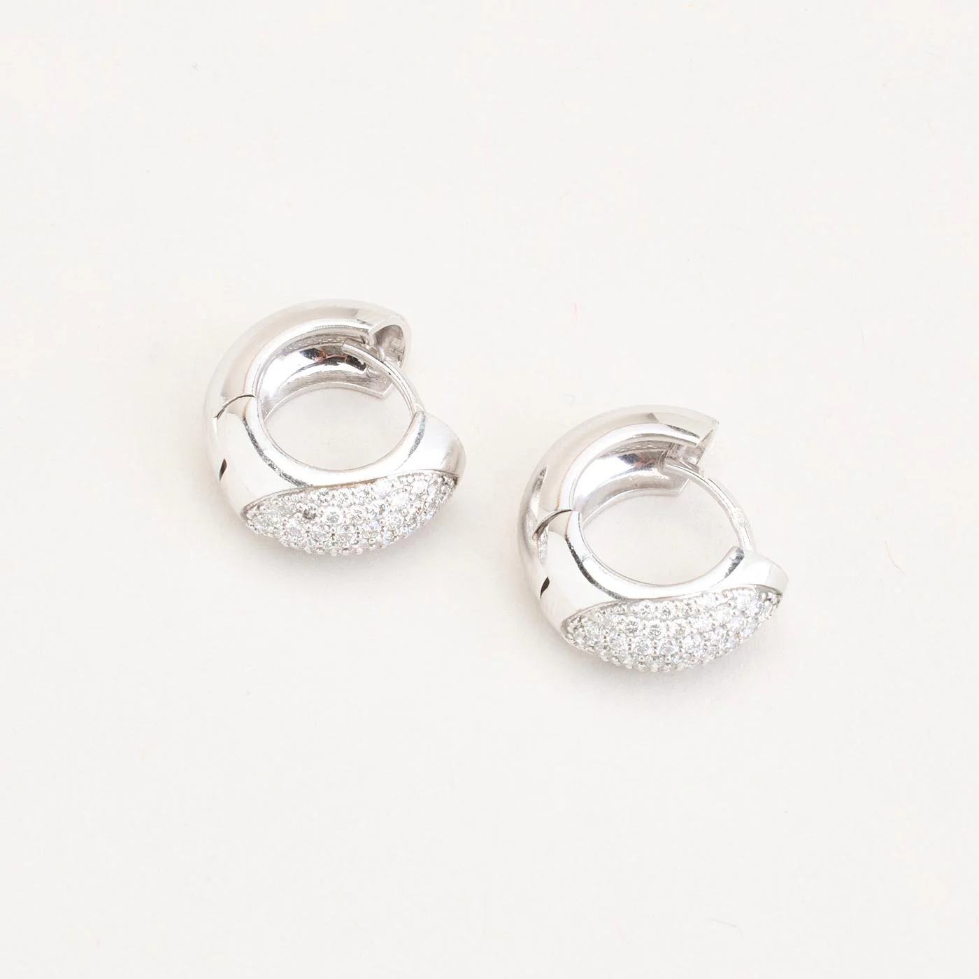 Pavéfattad creoler med diamant (0.59 ct) i 18K vitt guld, 1.5 cm, - Image 3