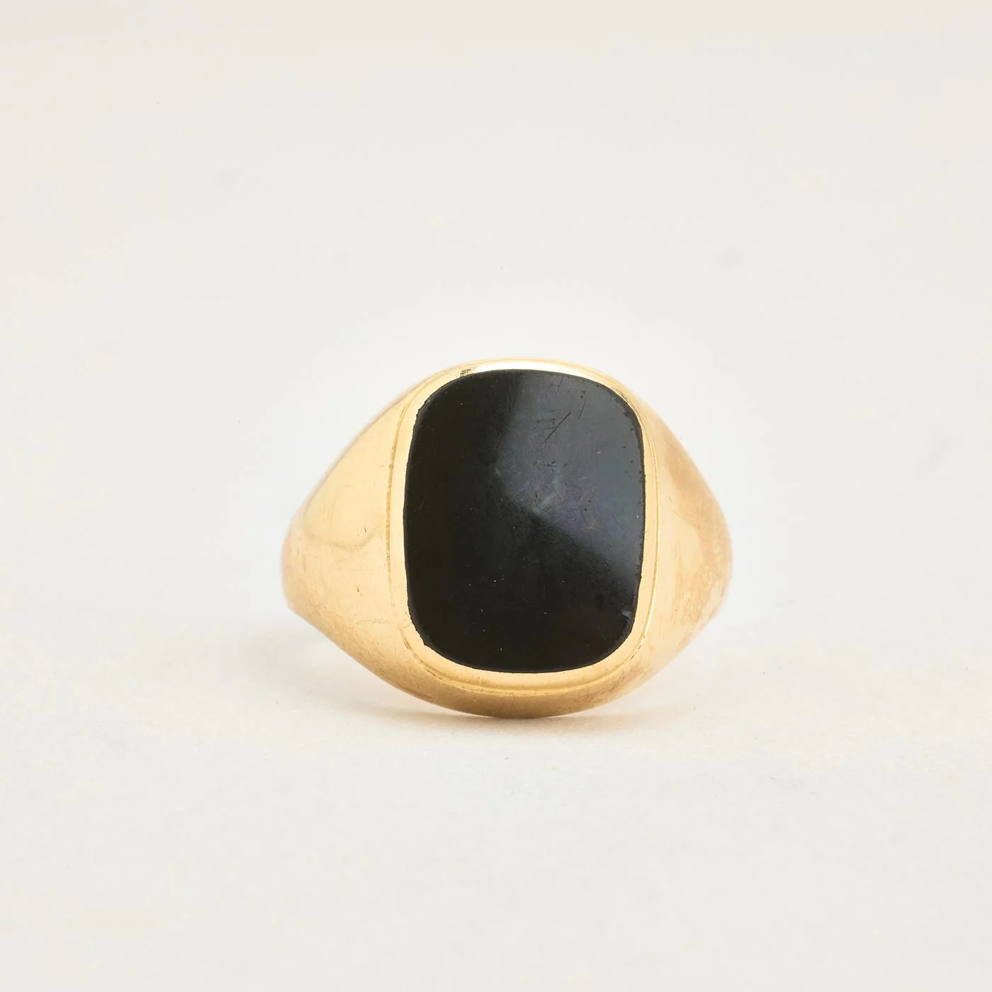 Klackring i 14K guld med en onyx strl. 20.1 / strl. 63
