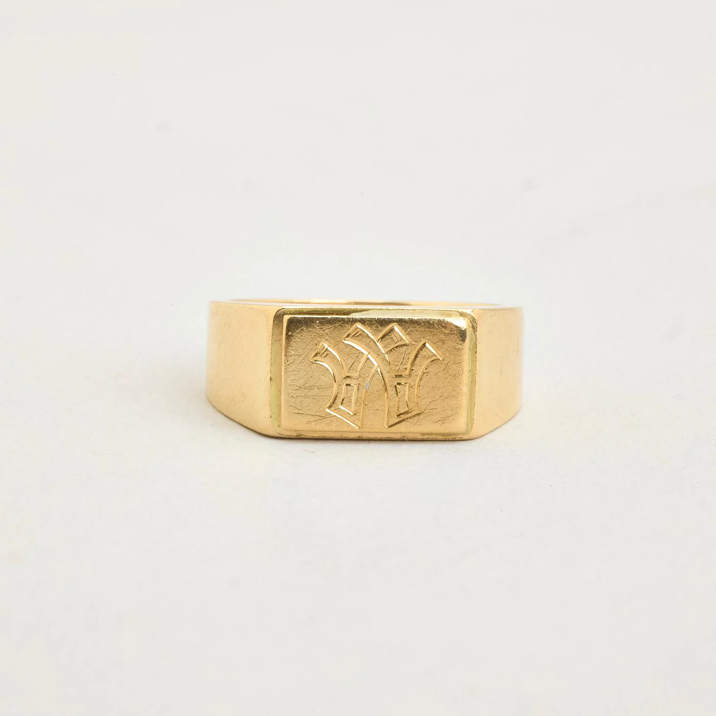 Monogram klackring i 14K guld strl. 16.9 / strl. 53