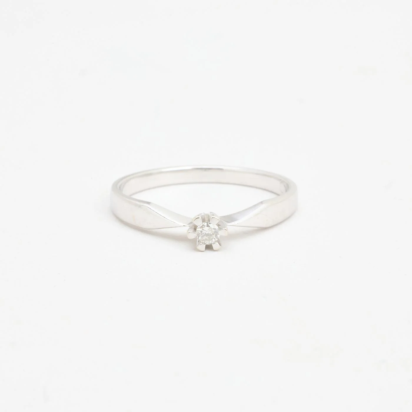 Klassisk solitärring med diamant (0.05 ct) i 14K vitt guld strl. 17.2 / strl. 54