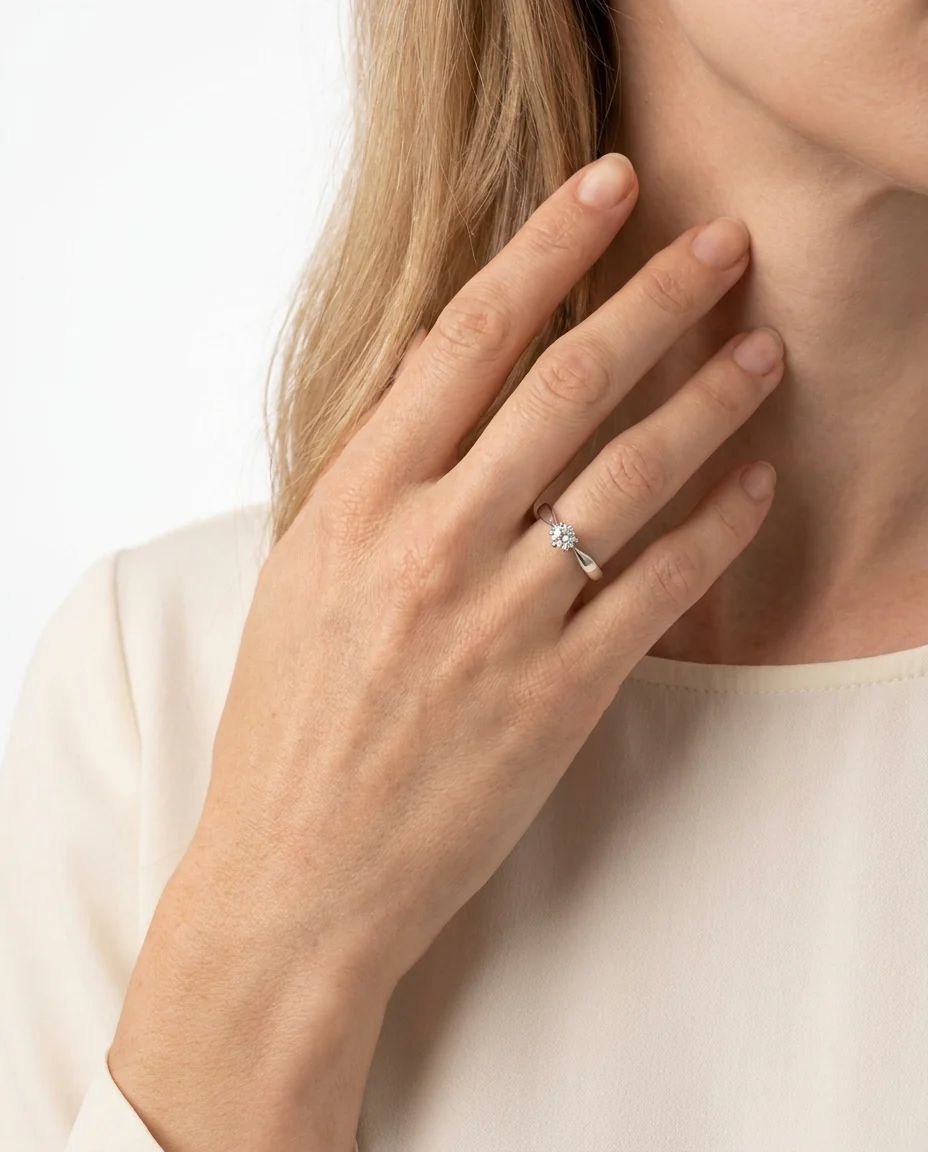 Klassisk solitärring med diamant (0.05 ct) i 14K vitt guld strl. 17.2 / strl. 54 - Image 2