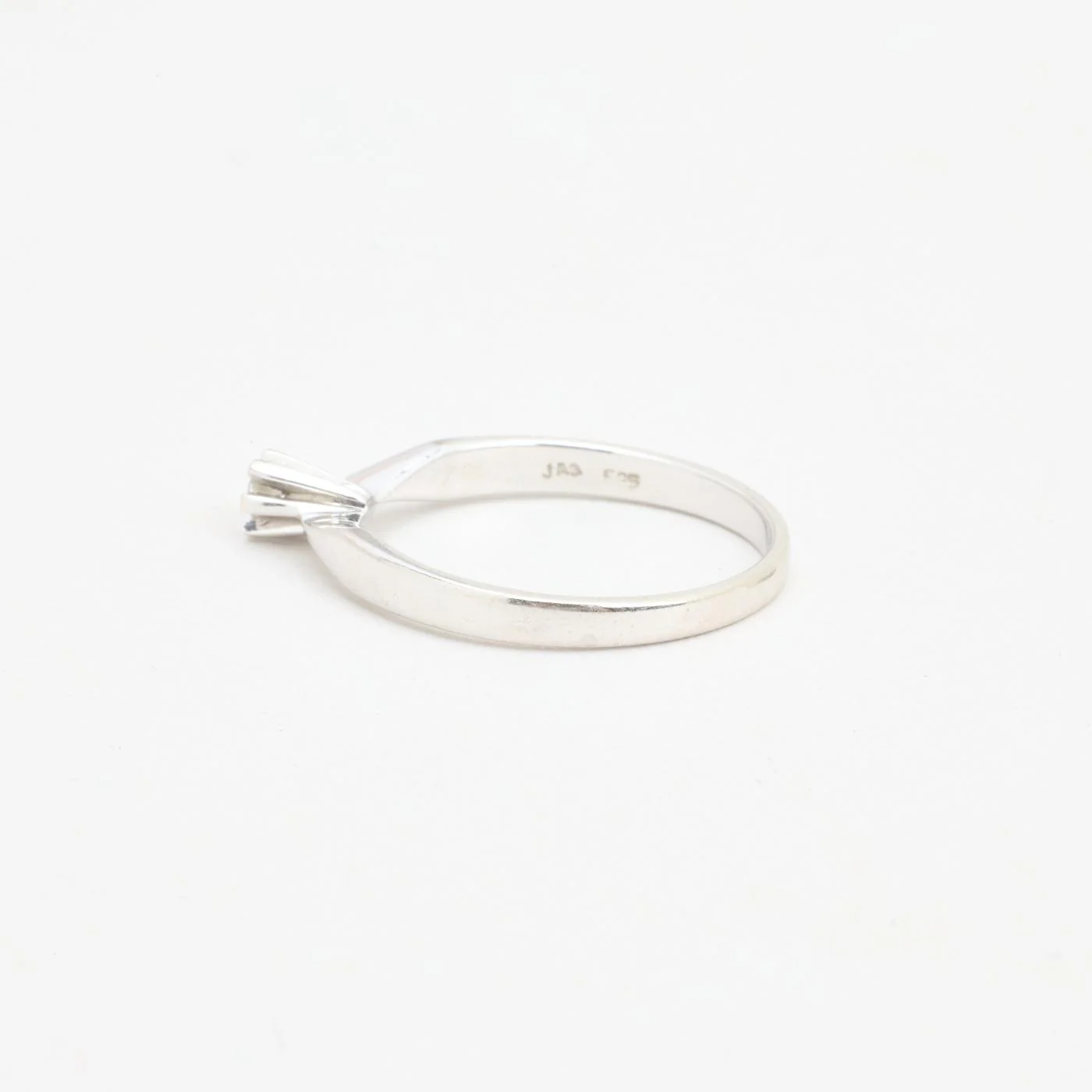 Klassisk solitärring med diamant (0.05 ct) i 14K vitt guld strl. 17.2 / strl. 54 - Image 3