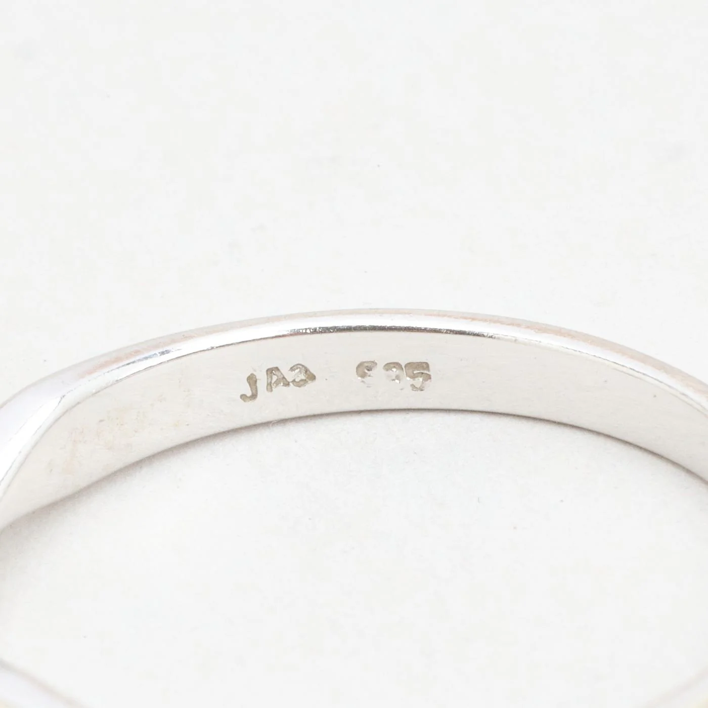 Klassisk solitärring med diamant (0.05 ct) i 14K vitt guld strl. 17.2 / strl. 54 - Image 6
