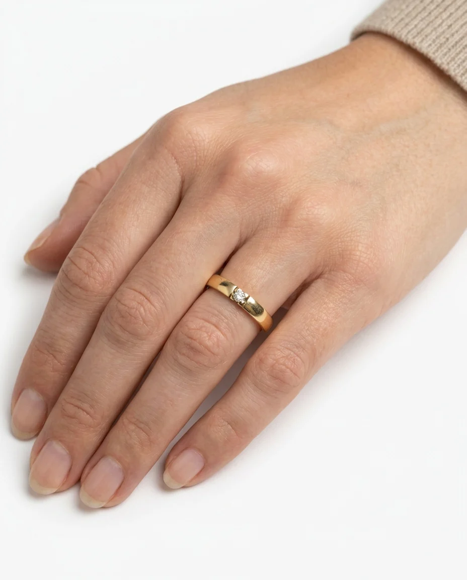 Alliansring med diamant (0.04 ct) i 8K guld strl. 18.1 / strl. 57