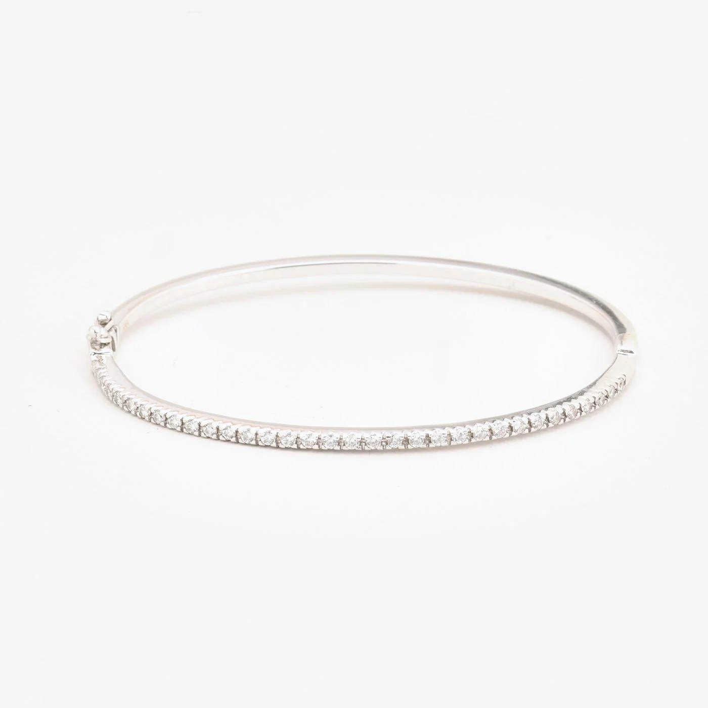 Klassisk armring med lås i 14K vitt guld med en zirkonia, 6.5 cm, 7.3 g