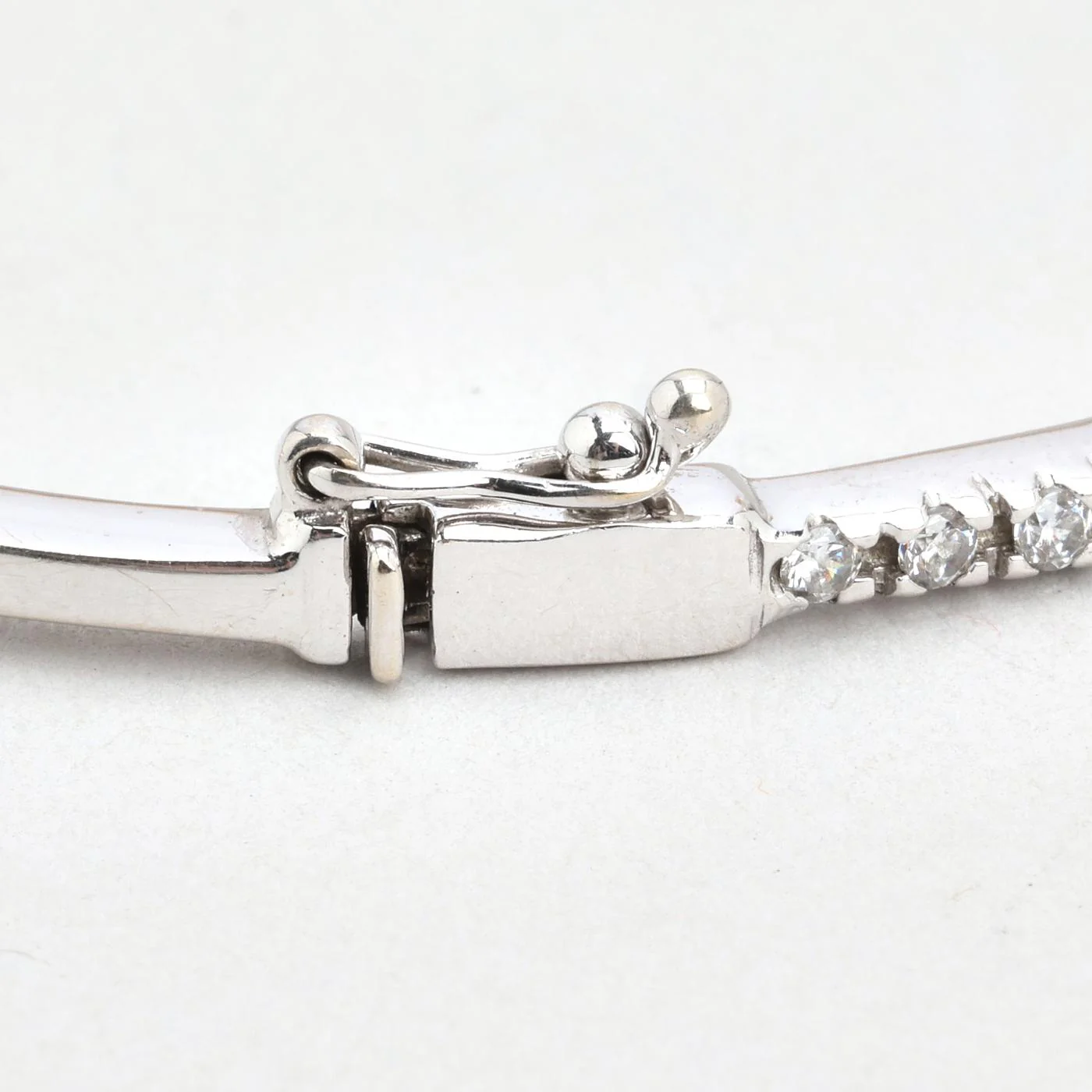 Klassisk armring med lås i 14K vitt guld med en zirkonia, 6.5 cm, 7.3 g - Image 6