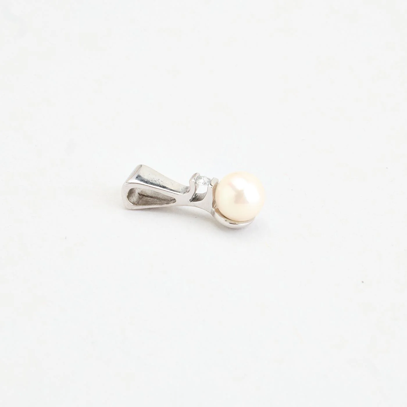 Hänge med diamant (0.03 ct) i 14K vitt guld med en pärla, 1.6 cm, 1.15 g - Image 4