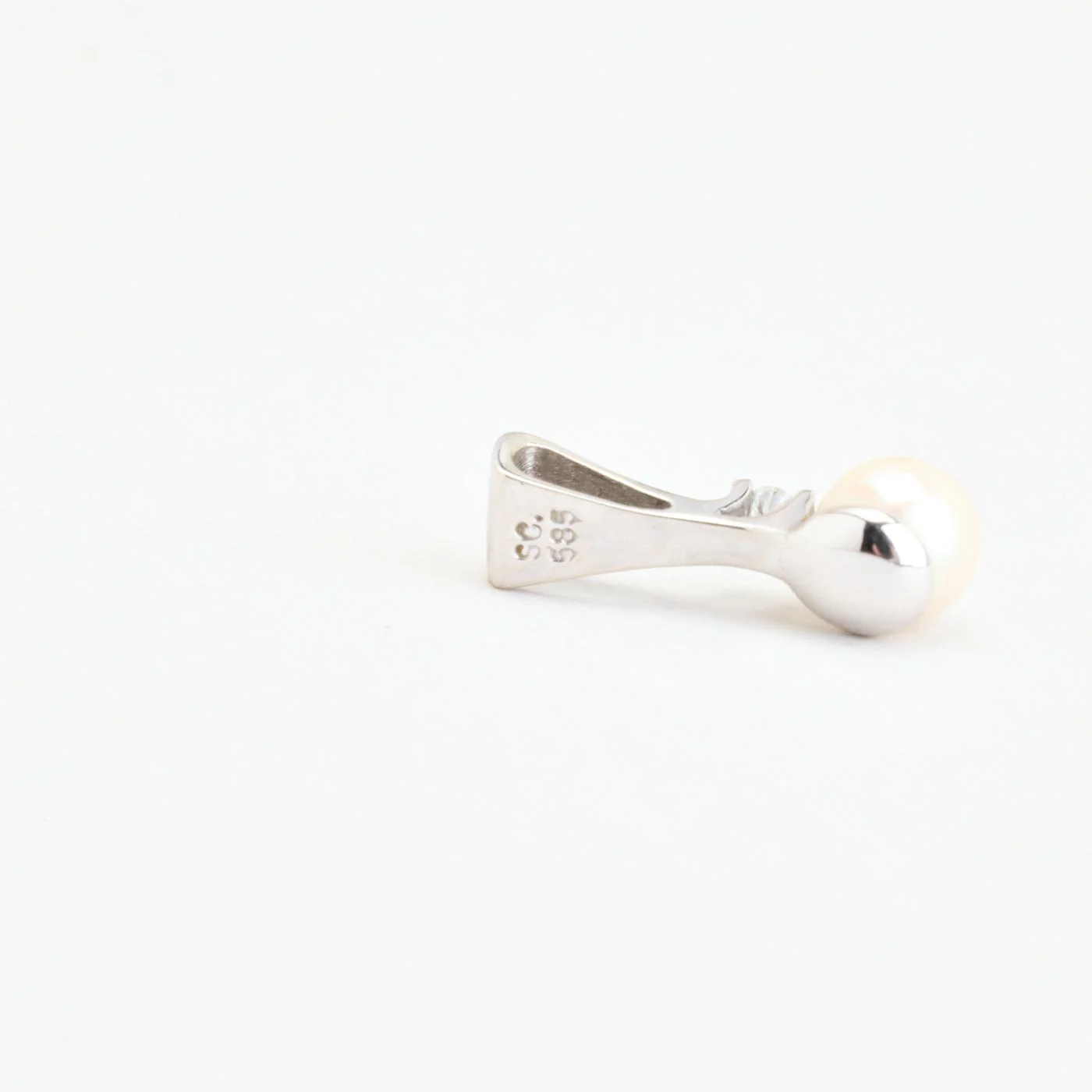 Hänge med diamant (0.03 ct) i 14K vitt guld med en pärla, 1.6 cm, 1.15 g - Image 5