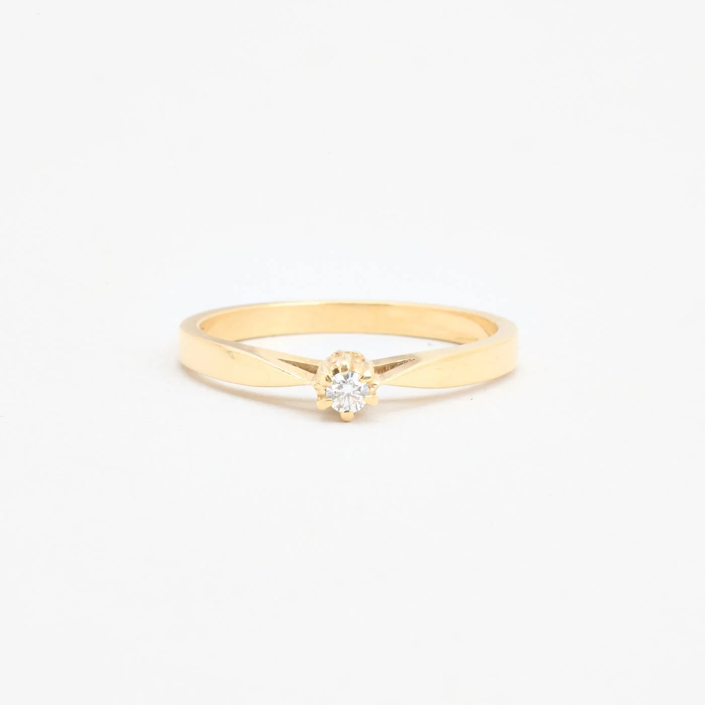 Klassisk solitärring med diamant (0.05 ct) i 14K guld strl. 17.8 / strl. 56