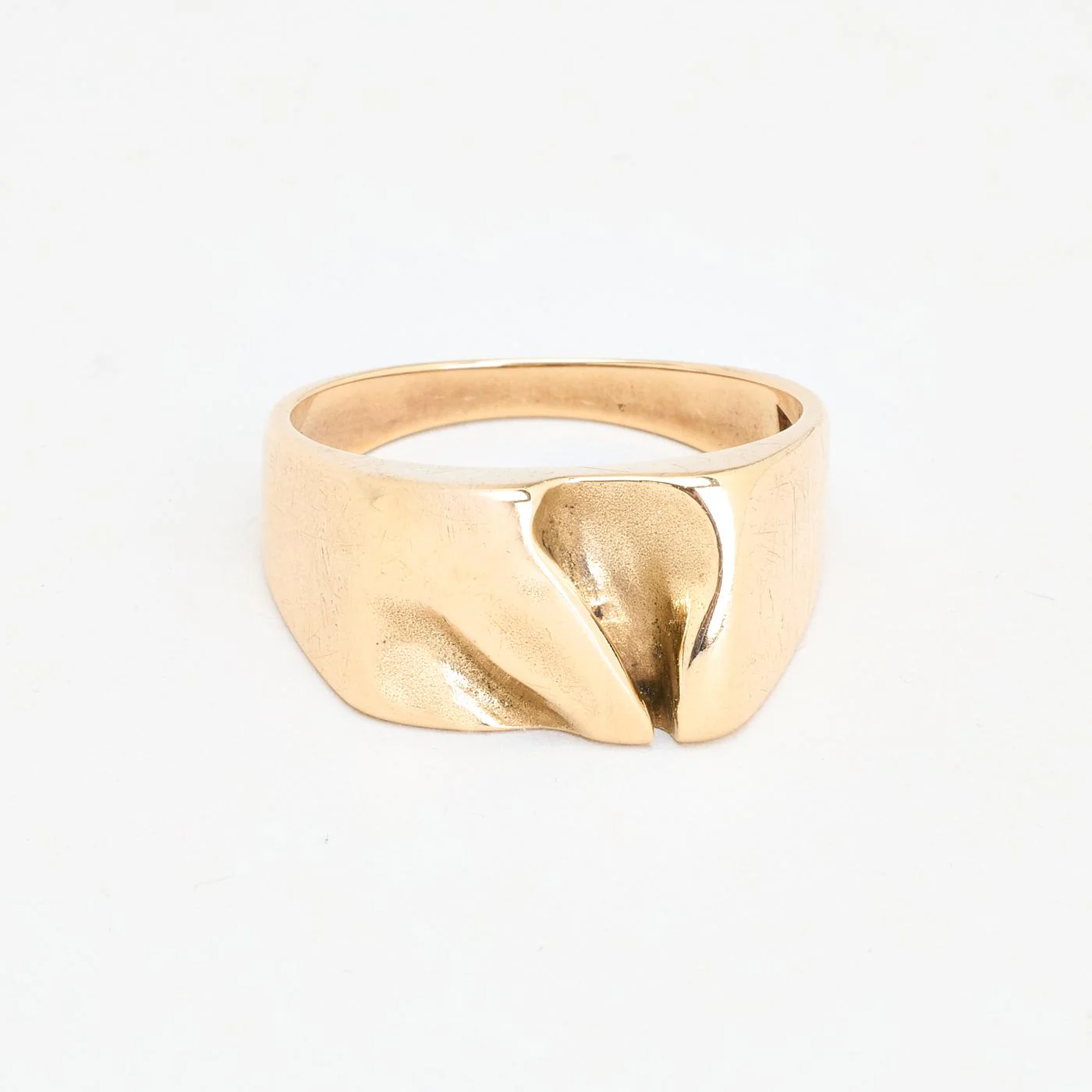 Organisk klackring i 14K guld strl. 21 / strl. 66