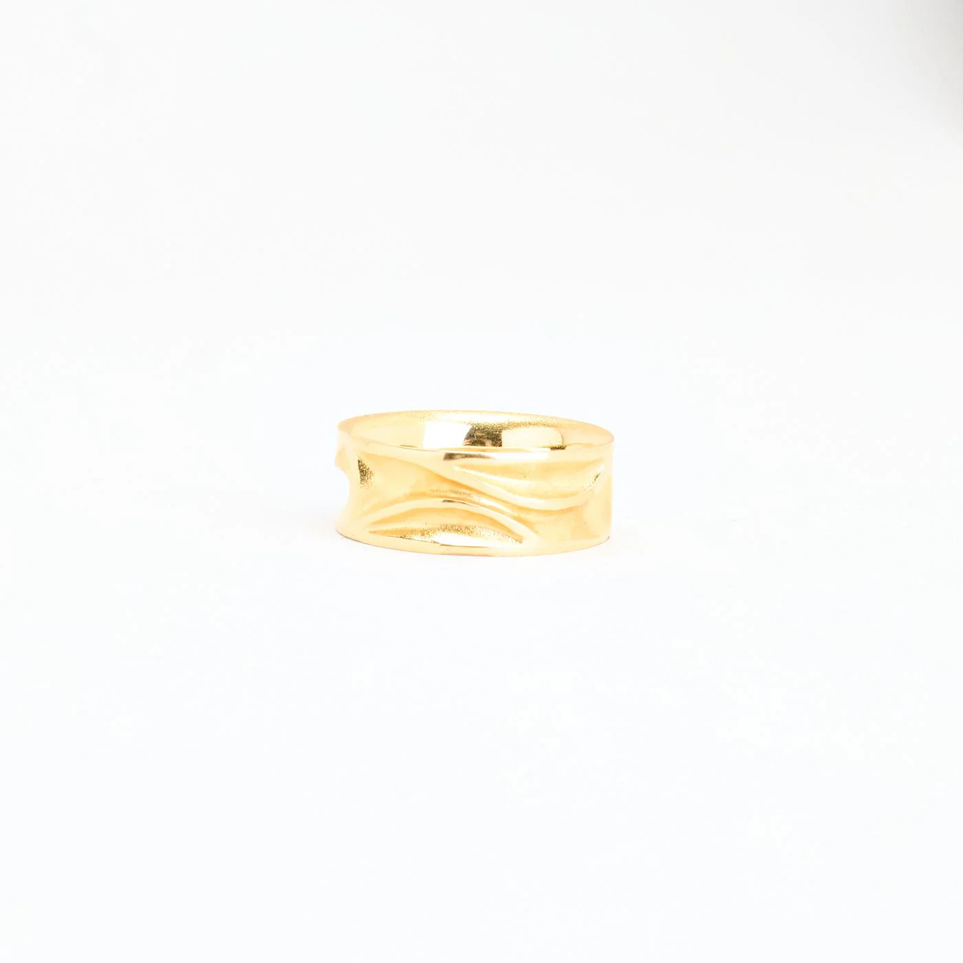 Organisk band i 18K guld strl. 17.5 / strl. 55