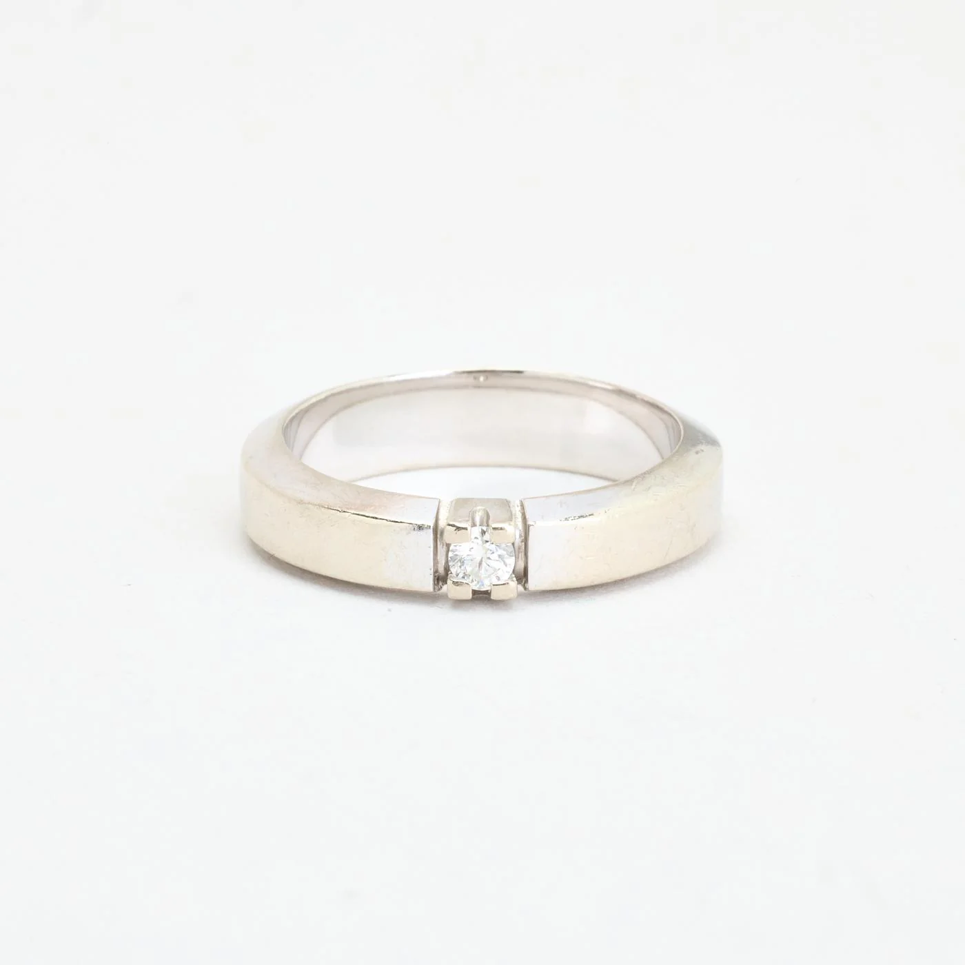 Alliansring med diamant (0.1 ct) i 14K guld strl. 18.1 / strl. 57