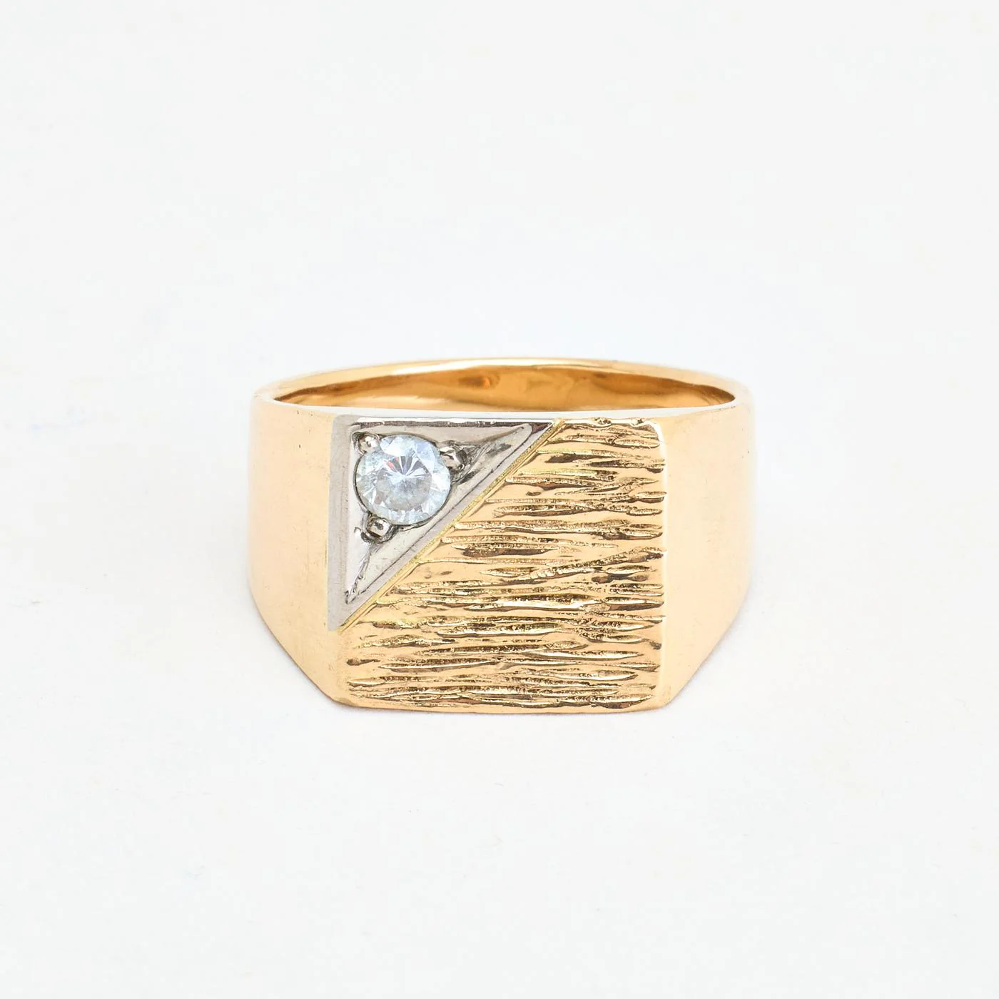 Organisk klackring i 14K guld med en zirkonia strl. 19.4 / strl. 61