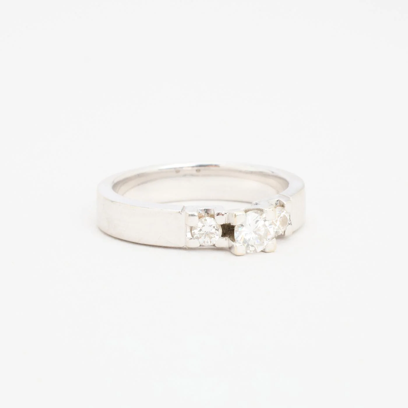 Tre stenar ring med diamant (0.33 ct) i 14K vitt guld strl. 16.9 / strl. 53 - Image 3