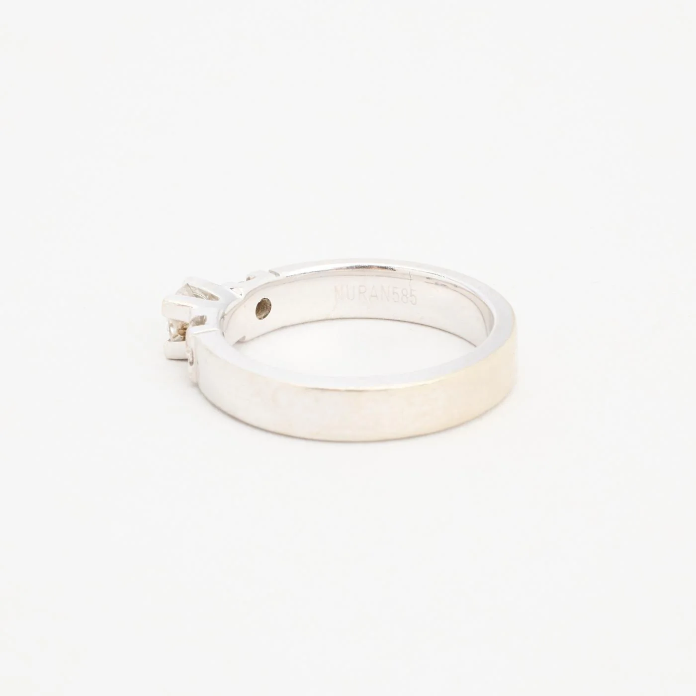 Tre stenar ring med diamant (0.33 ct) i 14K vitt guld strl. 16.9 / strl. 53 - Image 4