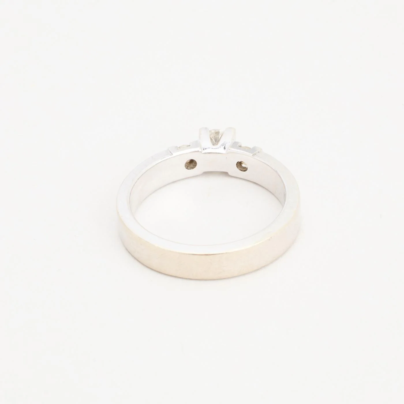Tre stenar ring med diamant (0.33 ct) i 14K vitt guld strl. 16.9 / strl. 53 - Image 5