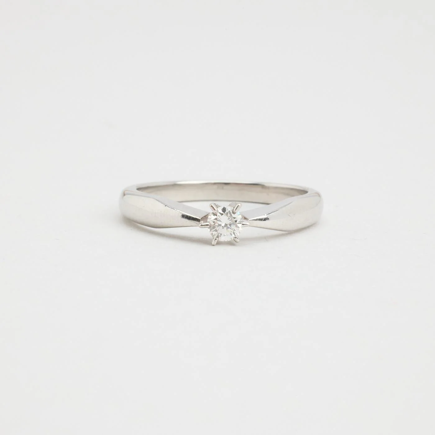 Solitärring i 18K vitt guld med en diamant (0,1 ct), Strl. 16.2 / Strl. 51