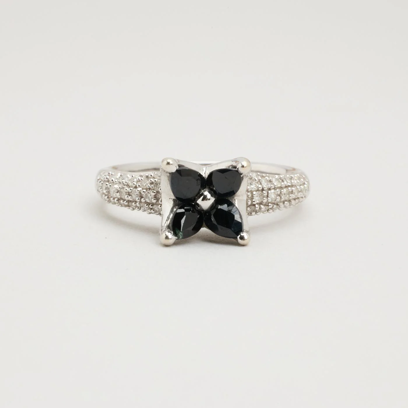 Blomsterring med diamant (0.305 ct) i 18K vitt guld strl. 16.9 / strl. 53 - Image 5