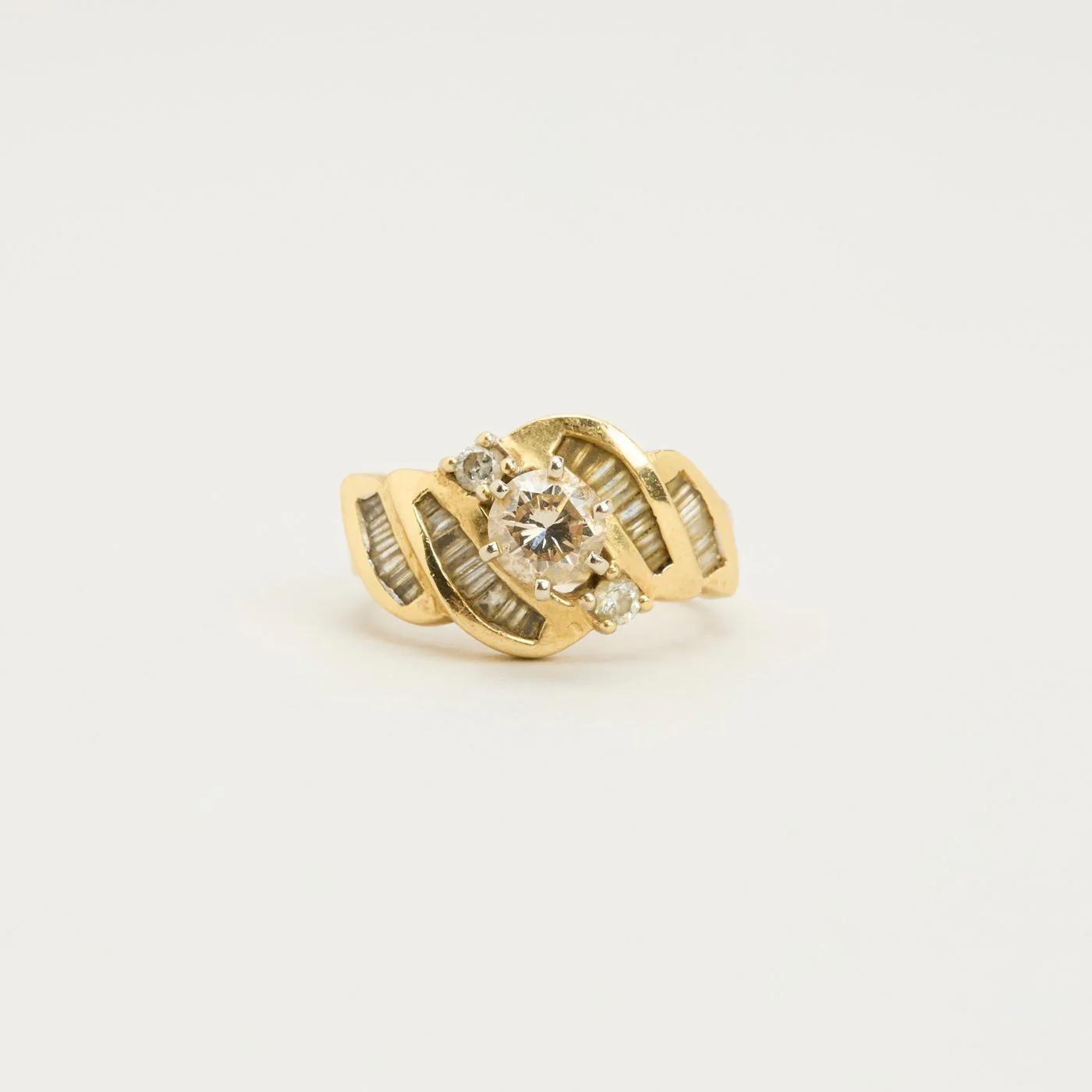 Trestensring i 14K guld med en diamant (1.34 ct) och kanalinfattade baguetteslipade diamanter, Str. 16.2 / Str. 51 - Image 2