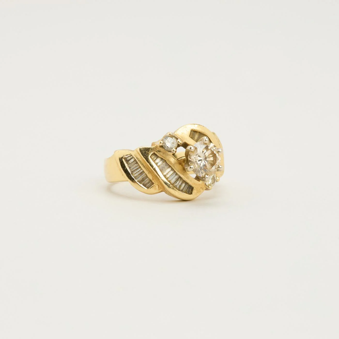 Trestensring i 14K guld med en diamant (1.34 ct) och kanalinfattade baguetteslipade diamanter, Str. 16.2 / Str. 51 - Image 3