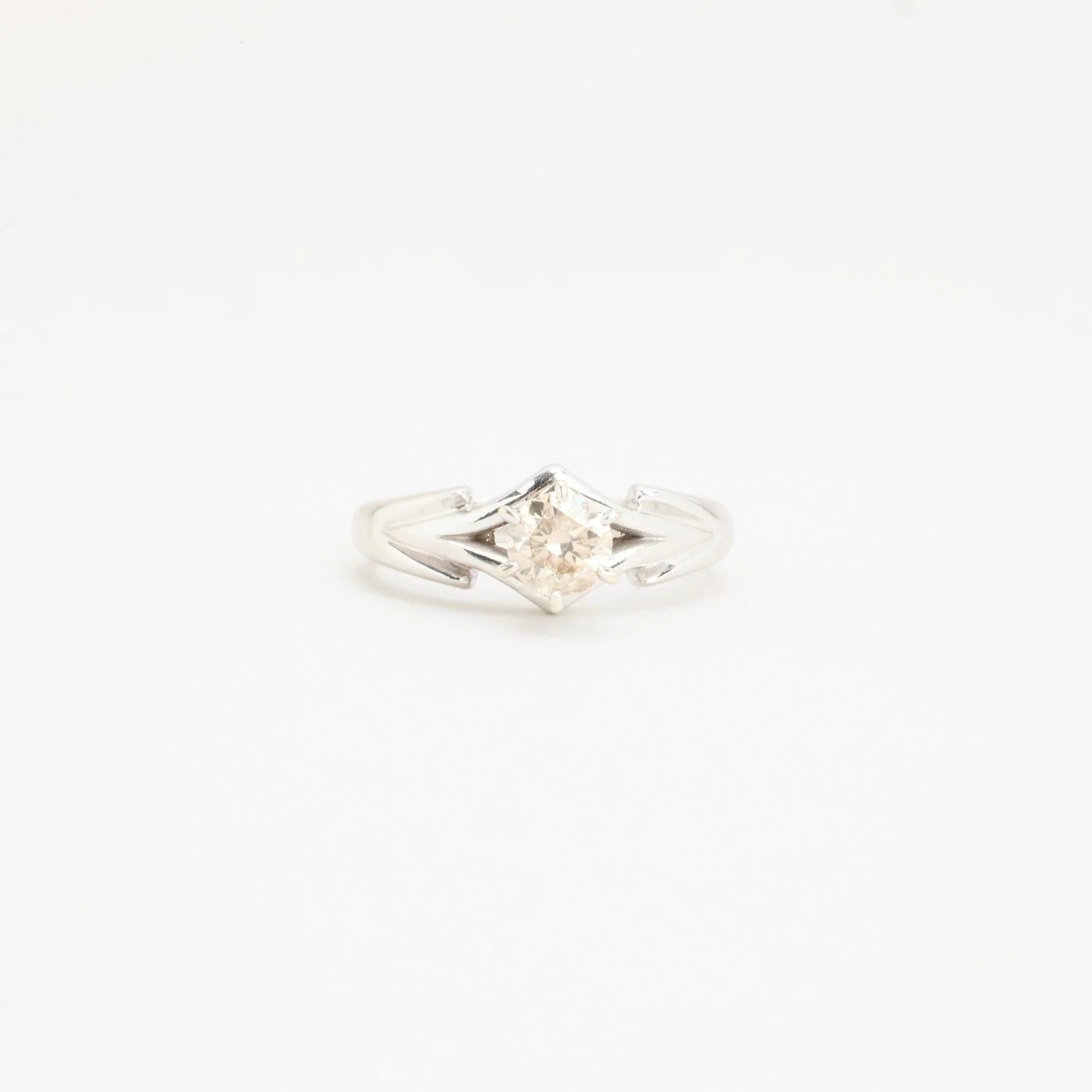 Solitärring med diamant (0.67 ct) i 14K vitt guld strl. 17.5 / strl. 55 - Image 2