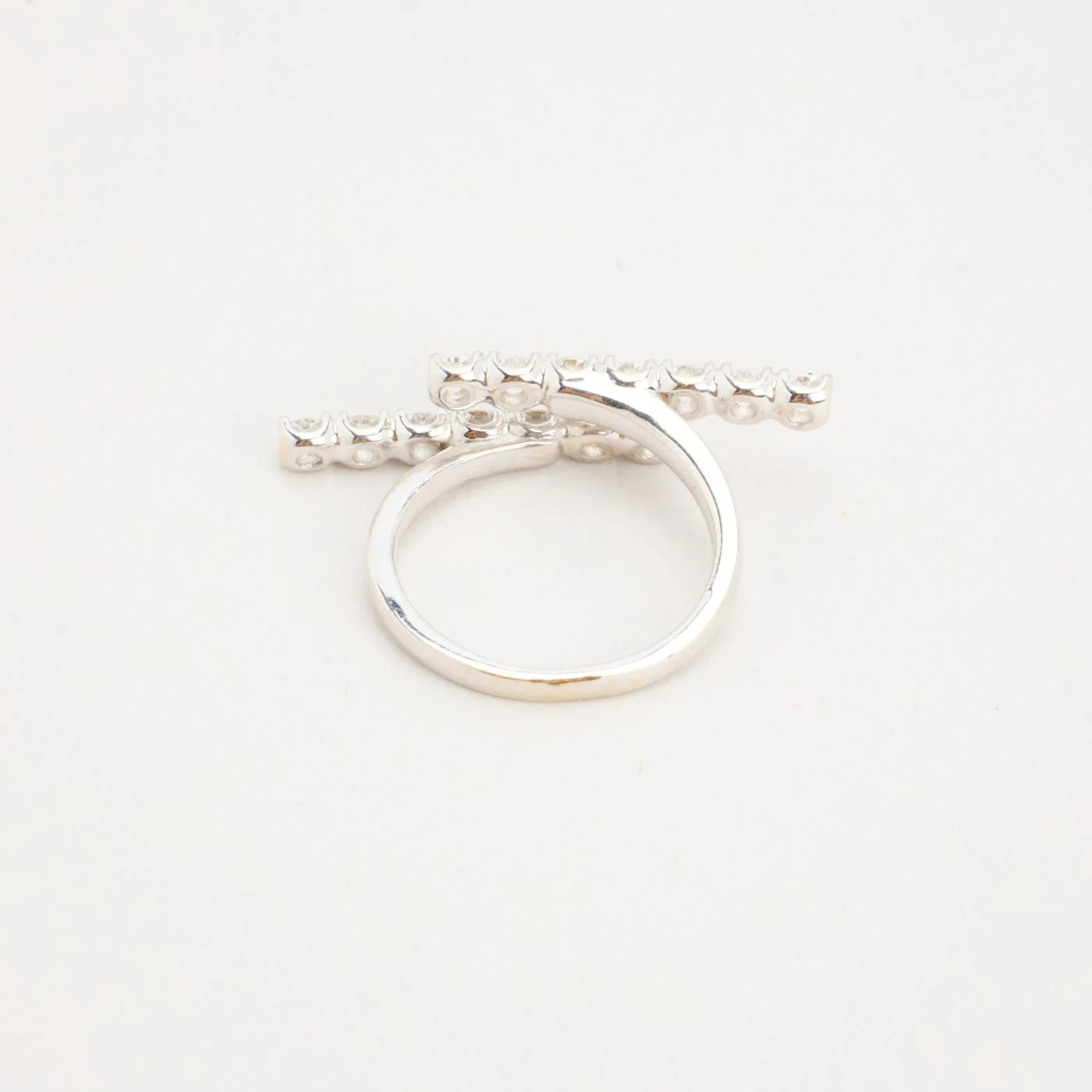 Crossoverring med diamant (0.98 ct) i 18K vitt guld strl. 15.9 / strl. 50 - Image 4