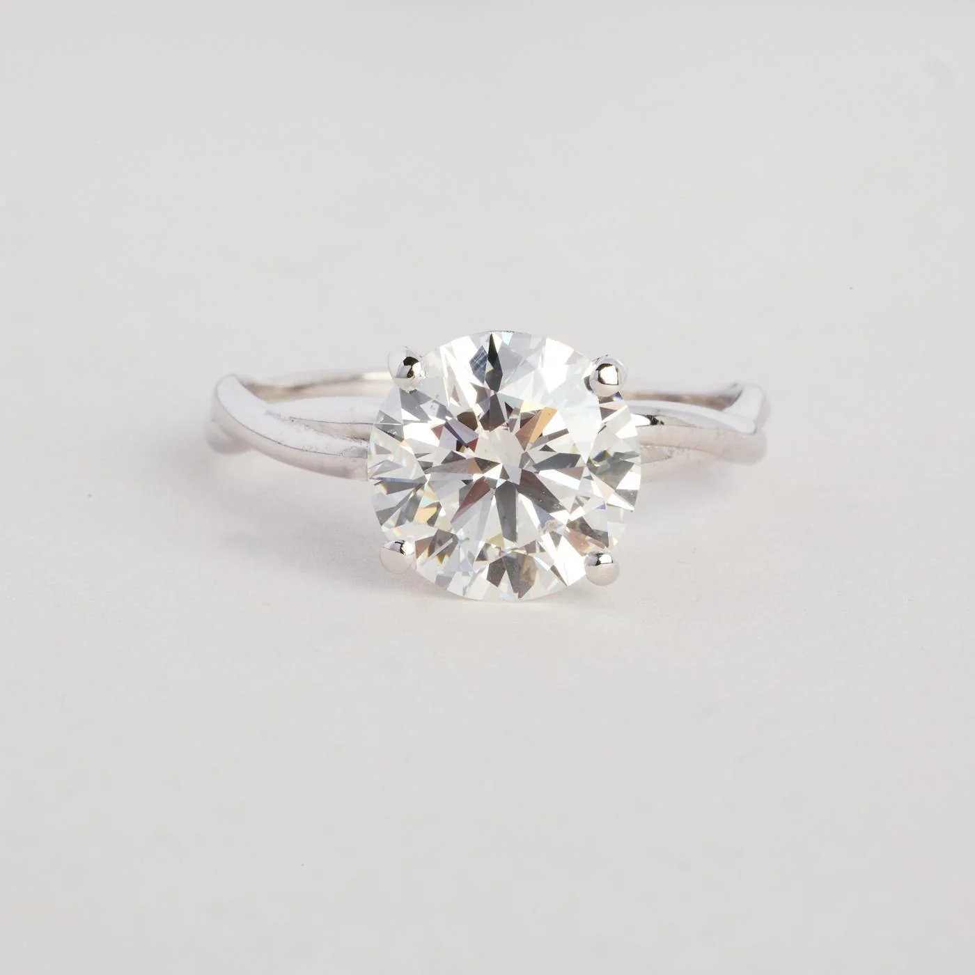 Solitärring i 14K vitt guld med diamant (3.09 ct), Strl. 18.5 / Strl. 58
