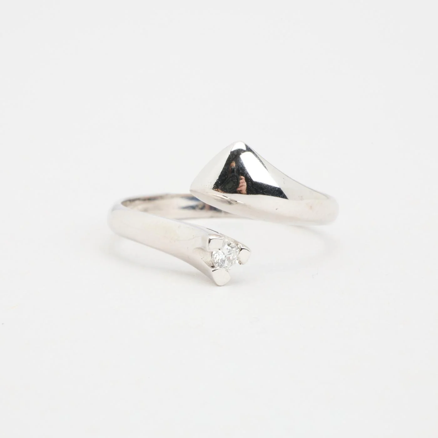 Crossoverring med diamant (0.05 ct) i 14K vitt guld strl. 17.8 / strl. 56 - Image 2