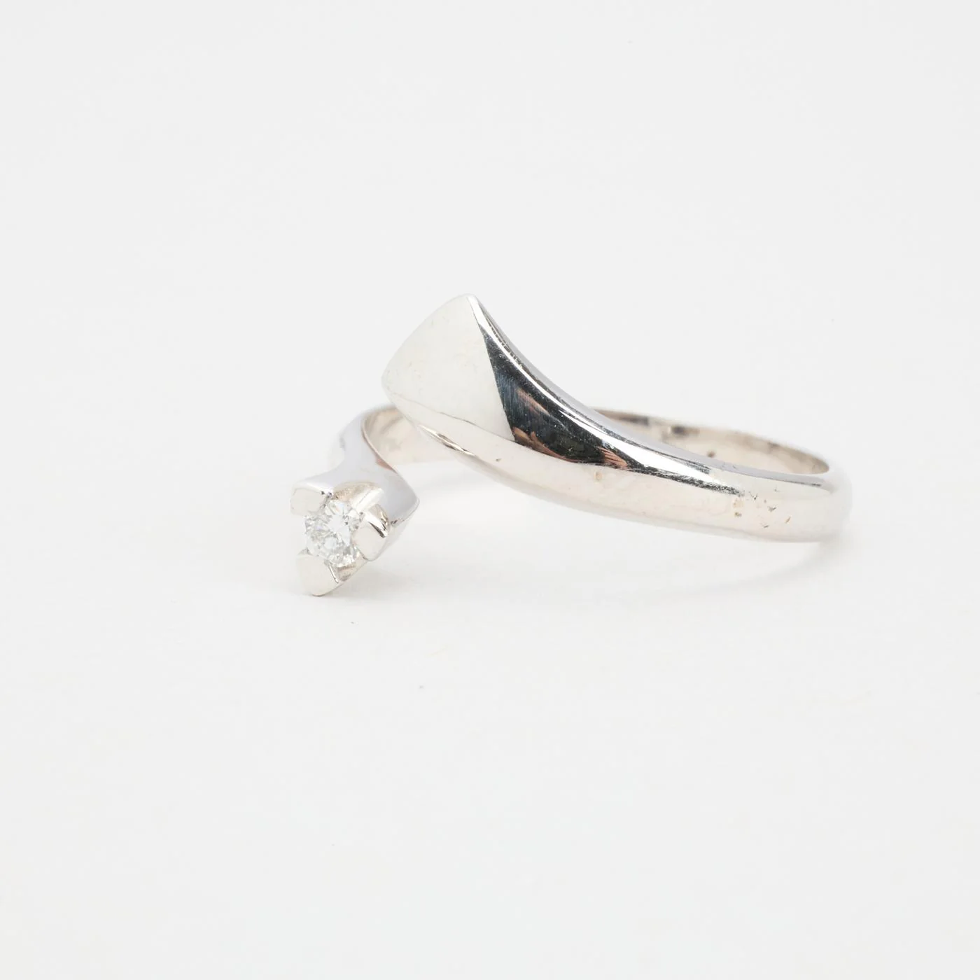 Crossoverring med diamant (0.05 ct) i 14K vitt guld strl. 17.8 / strl. 56 - Image 3