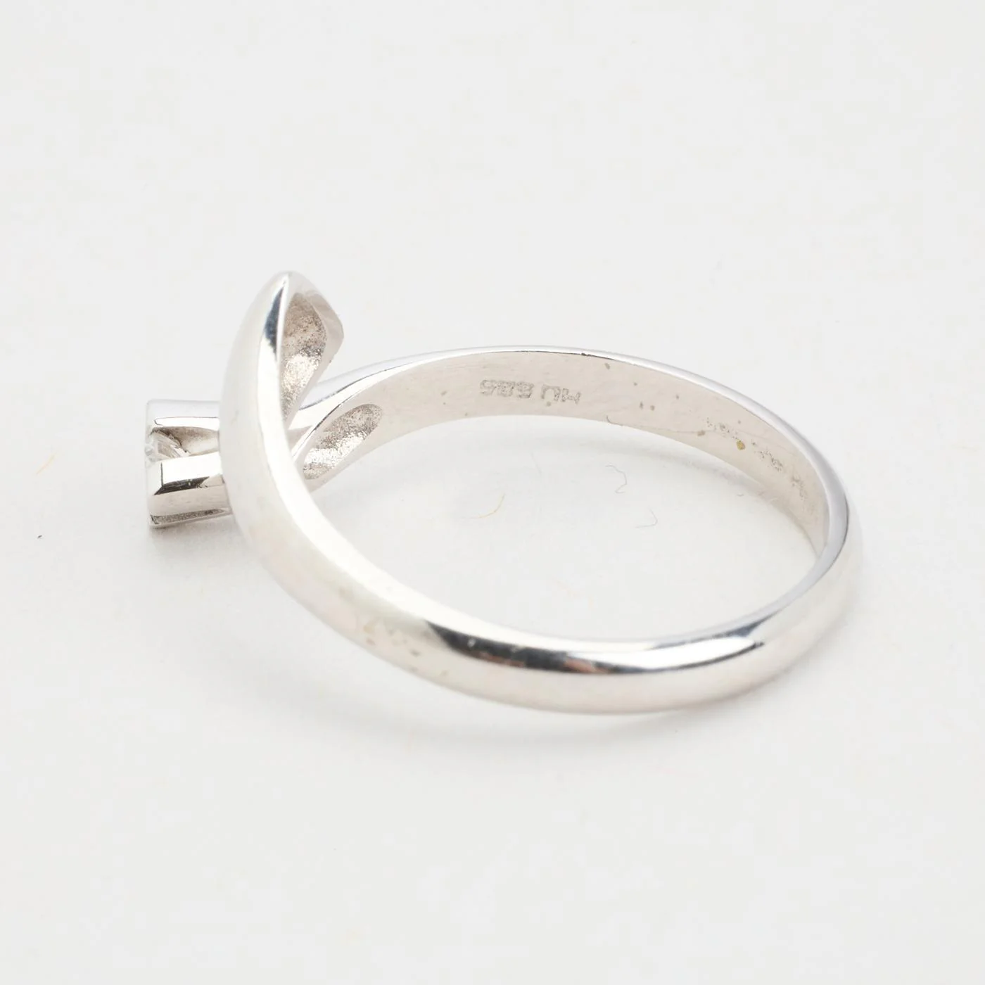 Crossoverring med diamant (0.05 ct) i 14K vitt guld strl. 17.8 / strl. 56 - Image 5