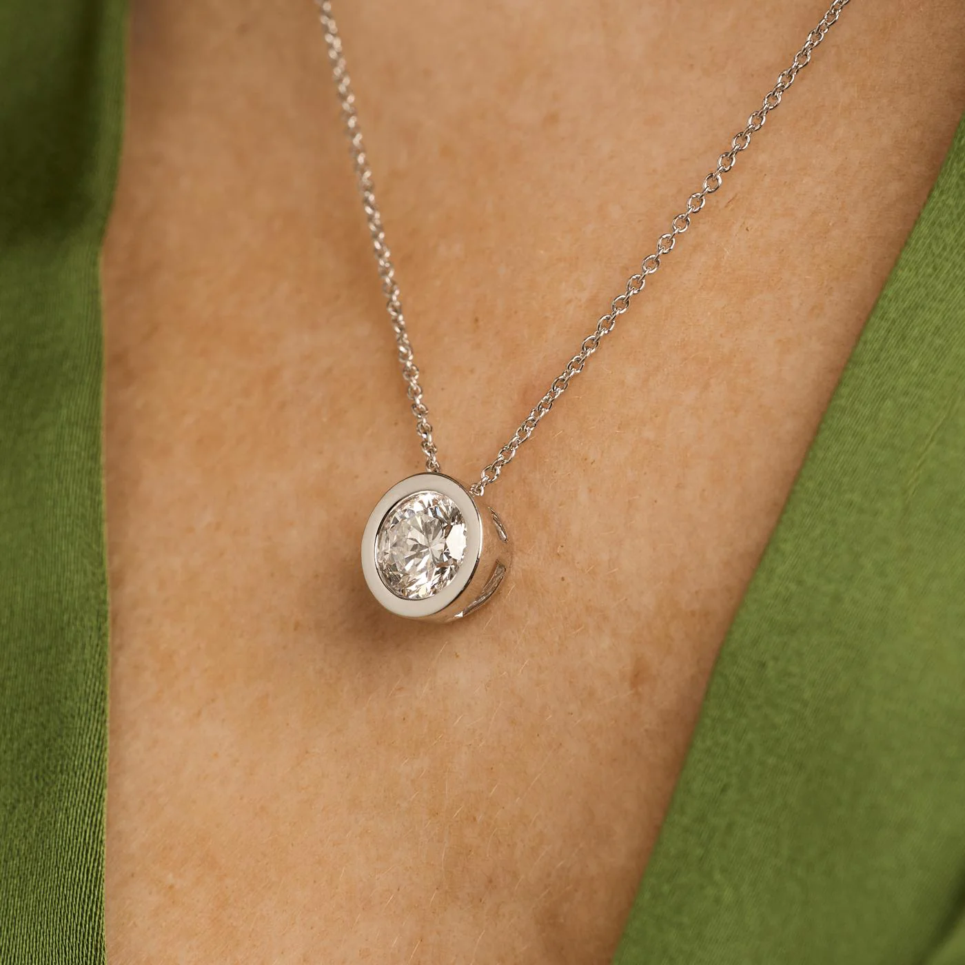 Solitärhalsband med diamant (1.5 ct) i 18K vitt guld, 45 cm, 2.14 g