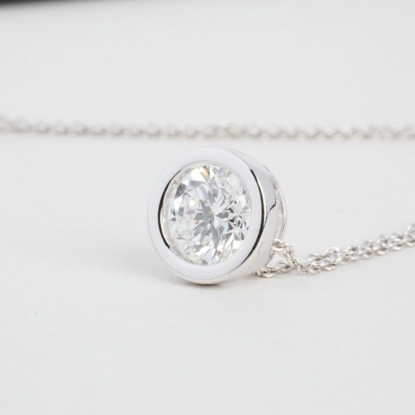 Solitärhalsband med diamant (1.5 ct) i 18K vitt guld, 45 cm, 2.14 g - Image 2
