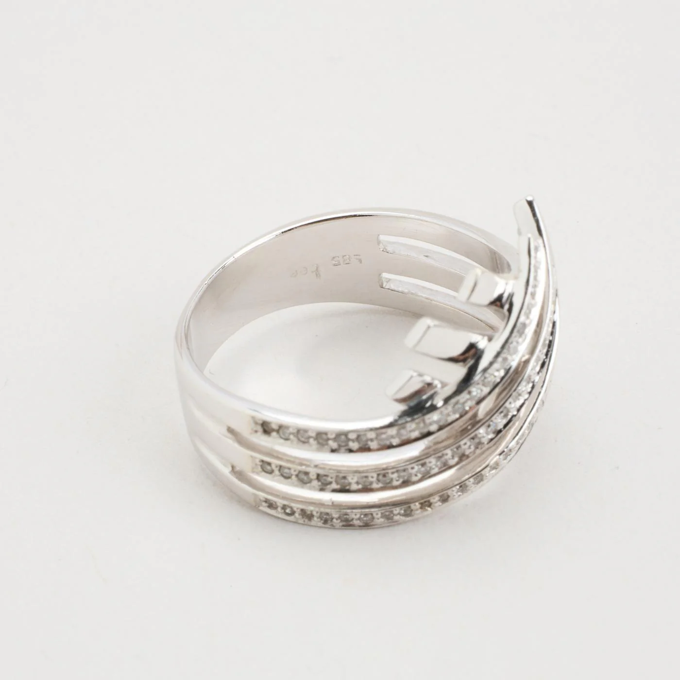 Crossoverring med diamant (0.18 ct) i 14K vitt guld strl. 16.9 / strl. 53 - Image 5
